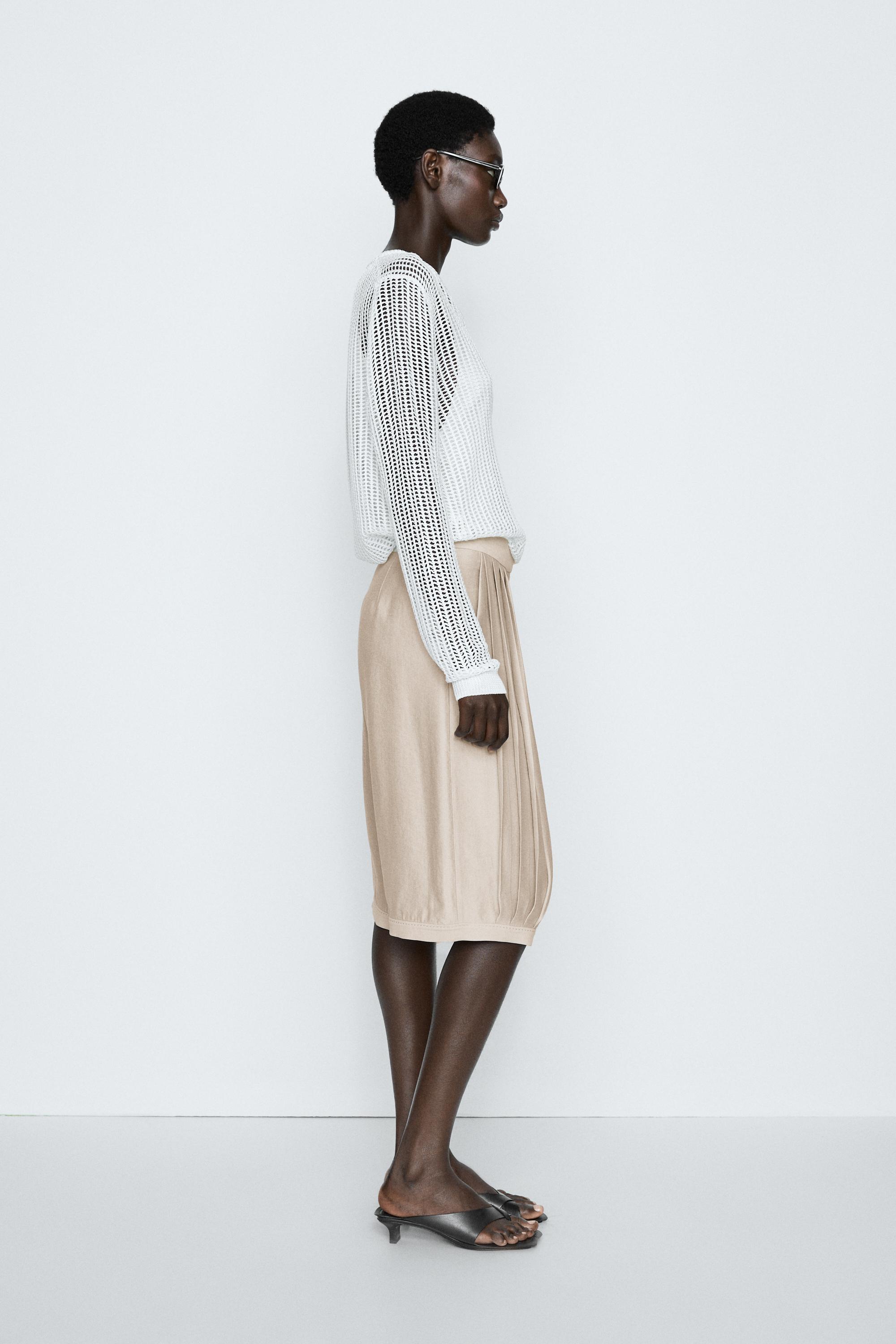 Flowing pleated Bermuda shorts - STUDIO — STONE