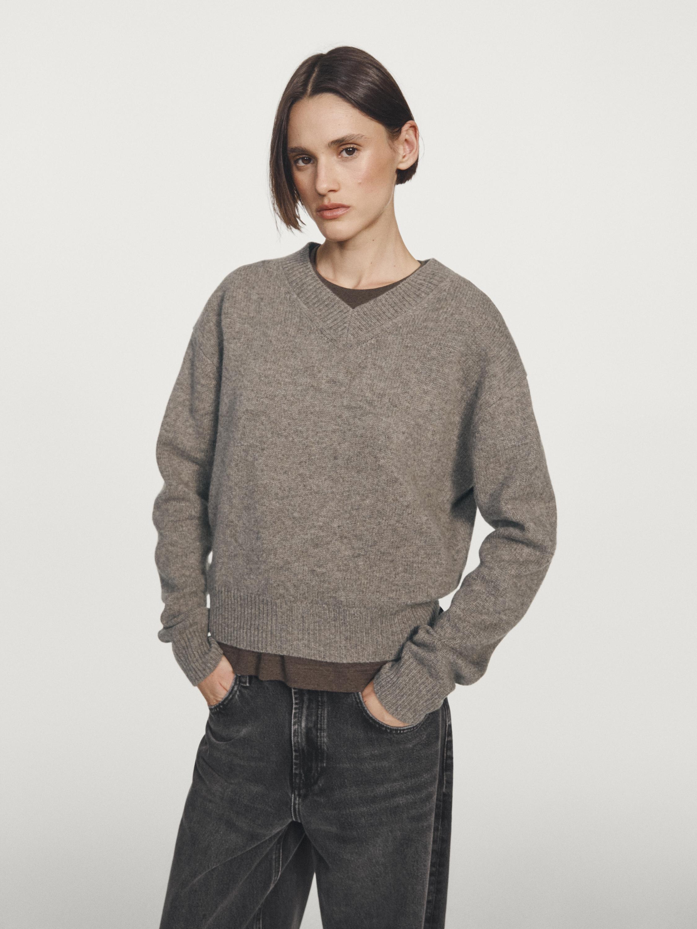 Strickpullover aus 100 % Wolle mit V-Ausschnitt