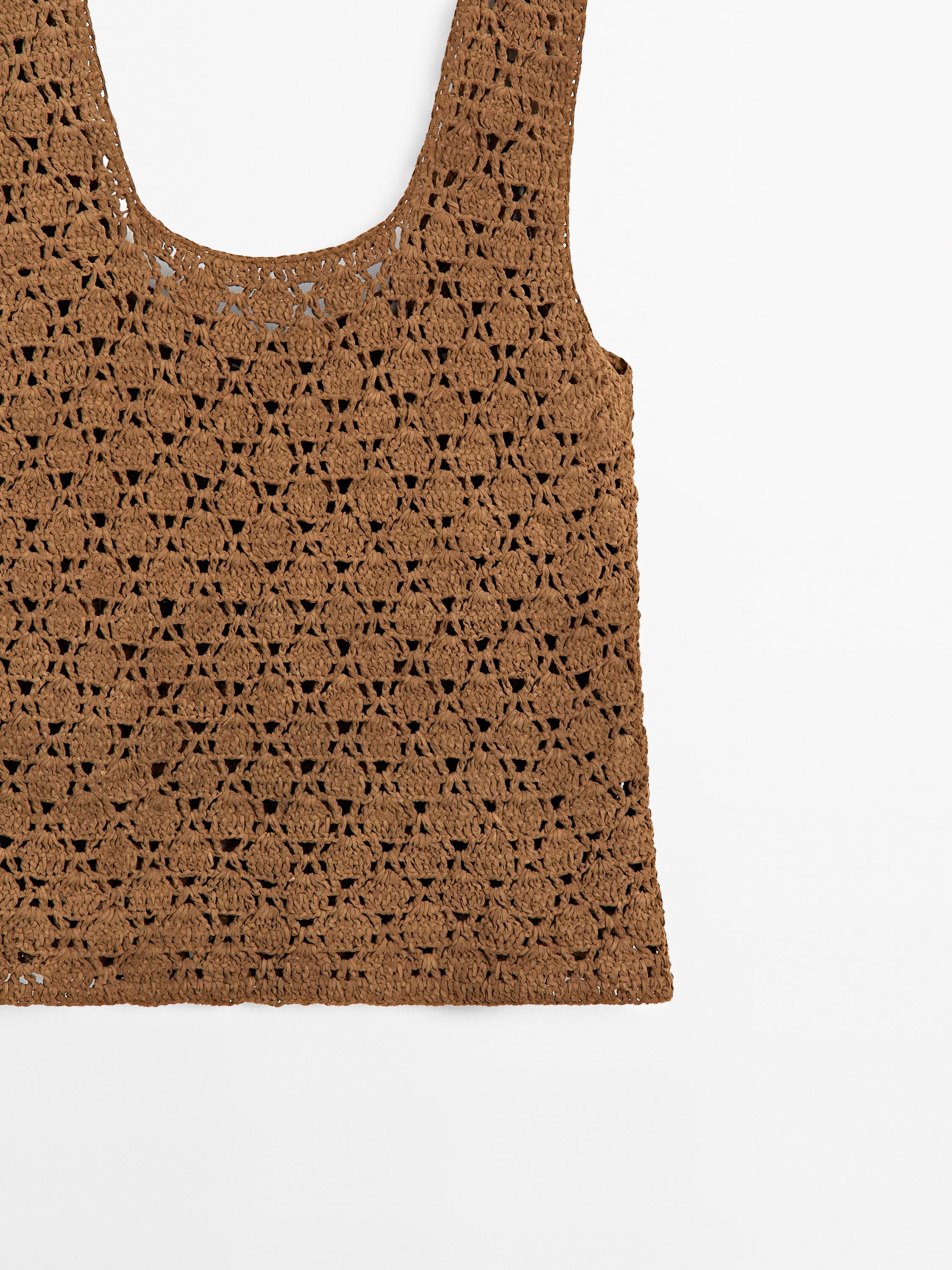 Top ze semišové kůže s háčkováním