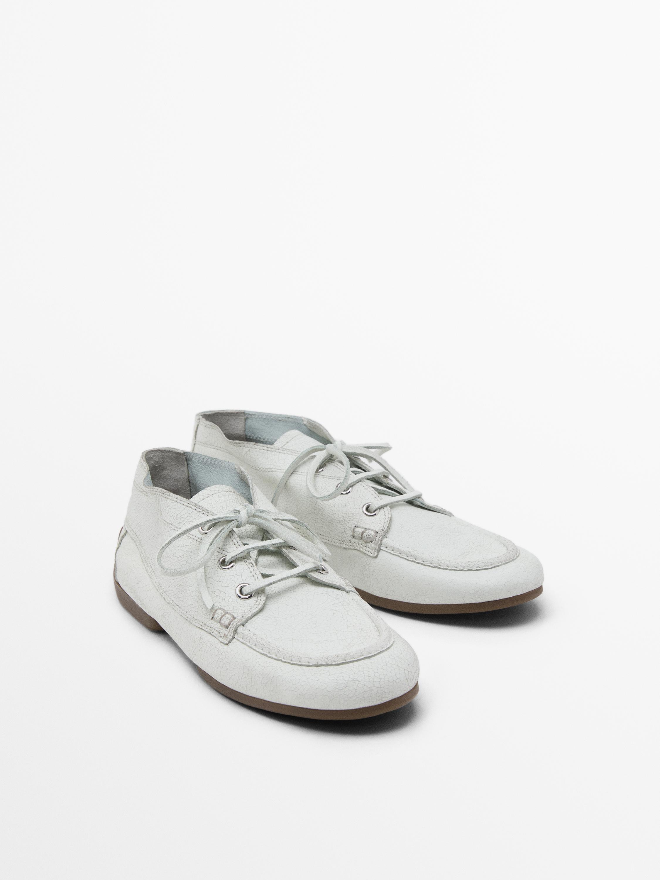 Chaussures bateau montantes en cuir craquelé