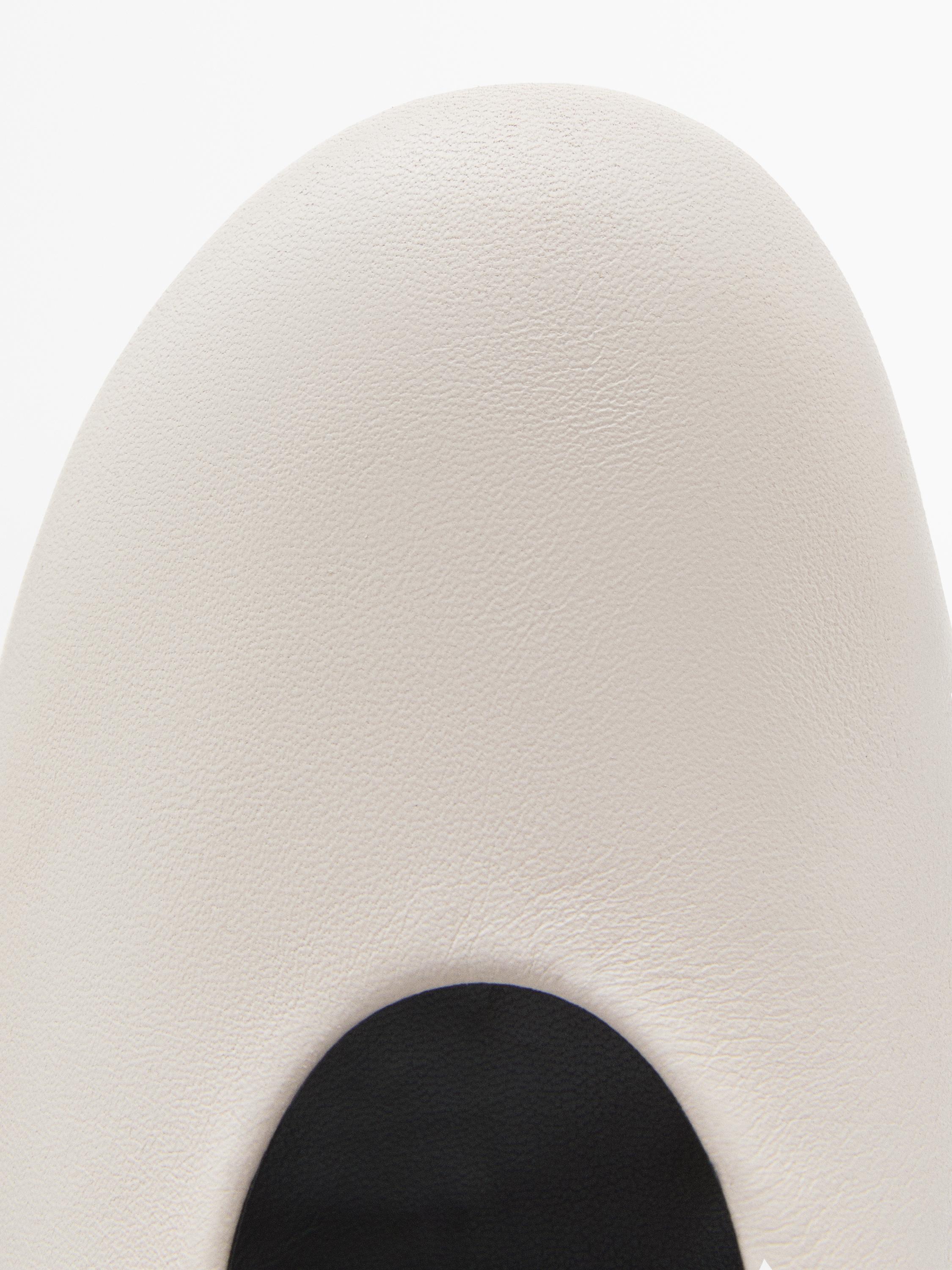 Heeled shoes with rounded toe