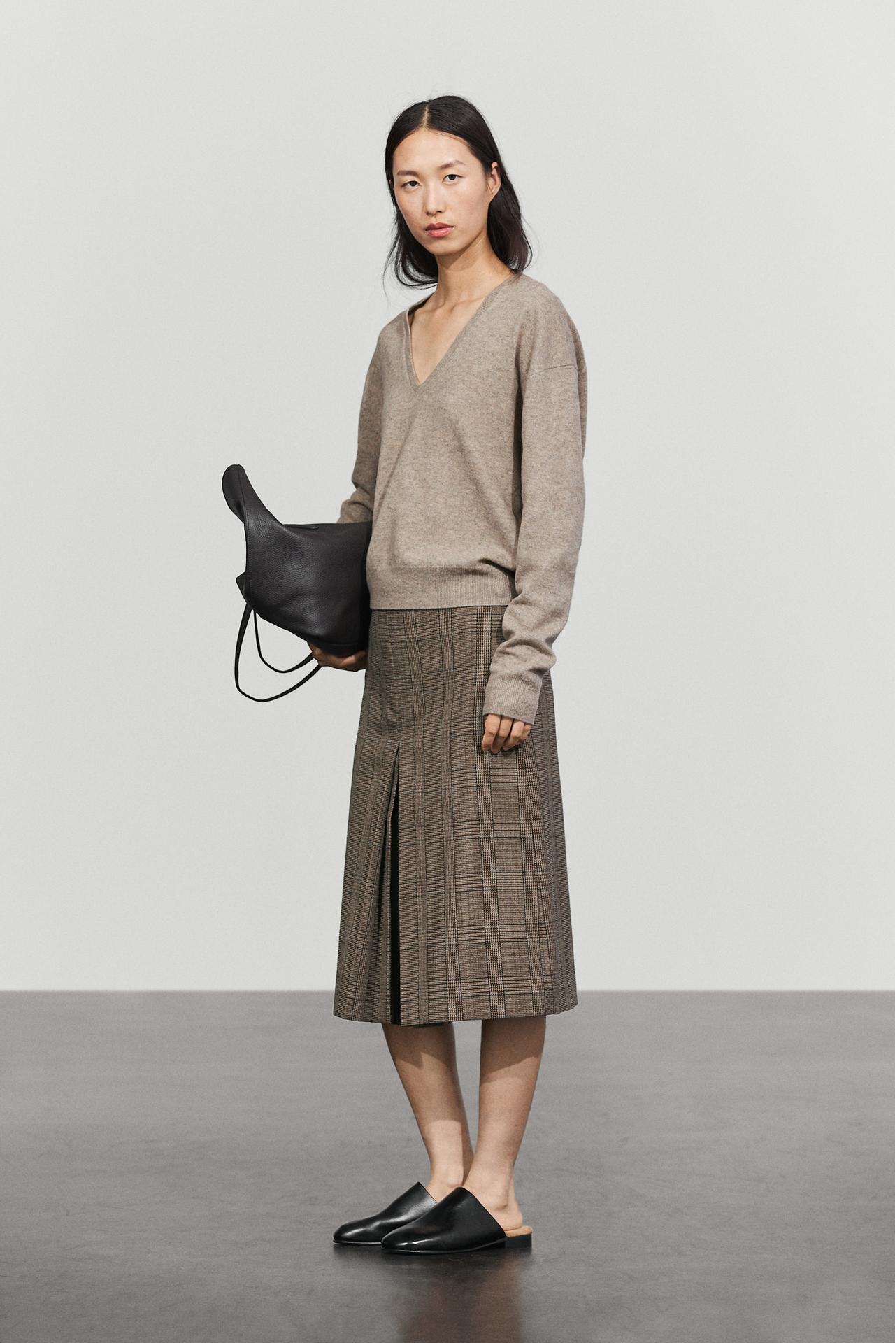 Wool blend knit V-neck sweater — MINK