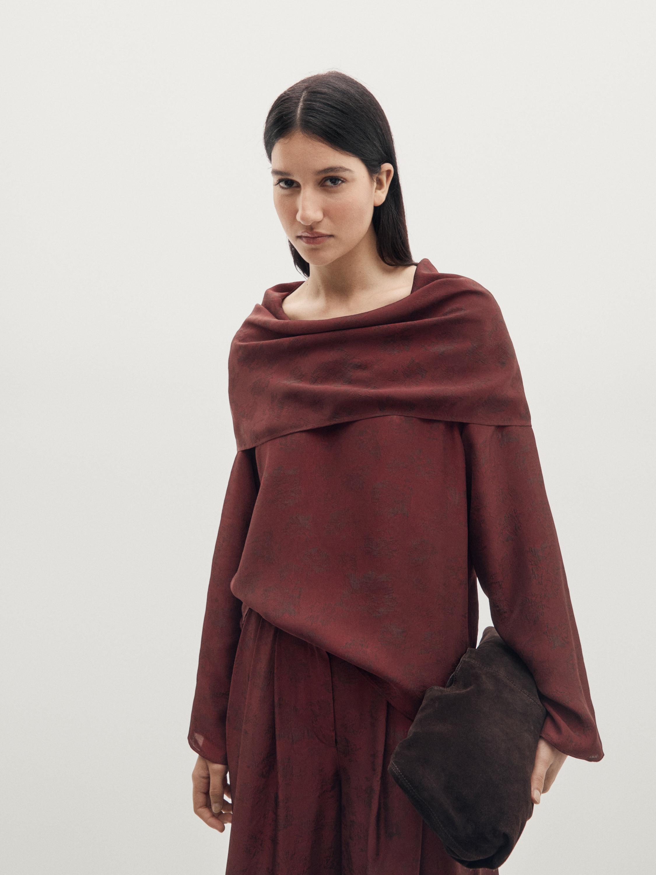 بلوزة بطبعة بياقة منفوشة