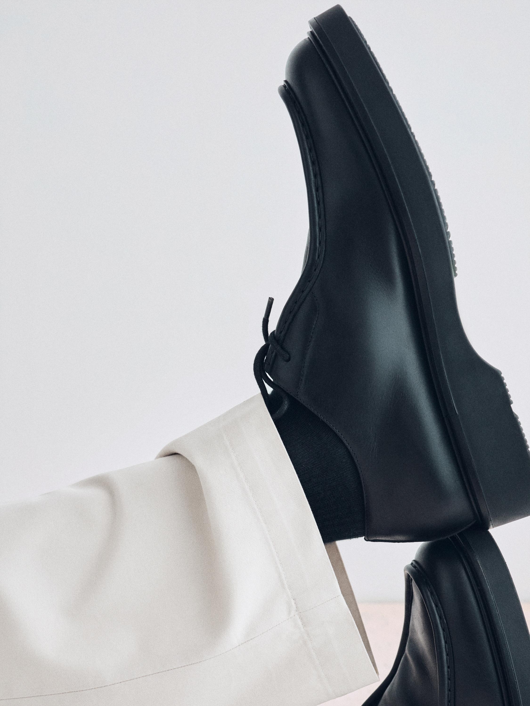 Leather shoes with moc toe