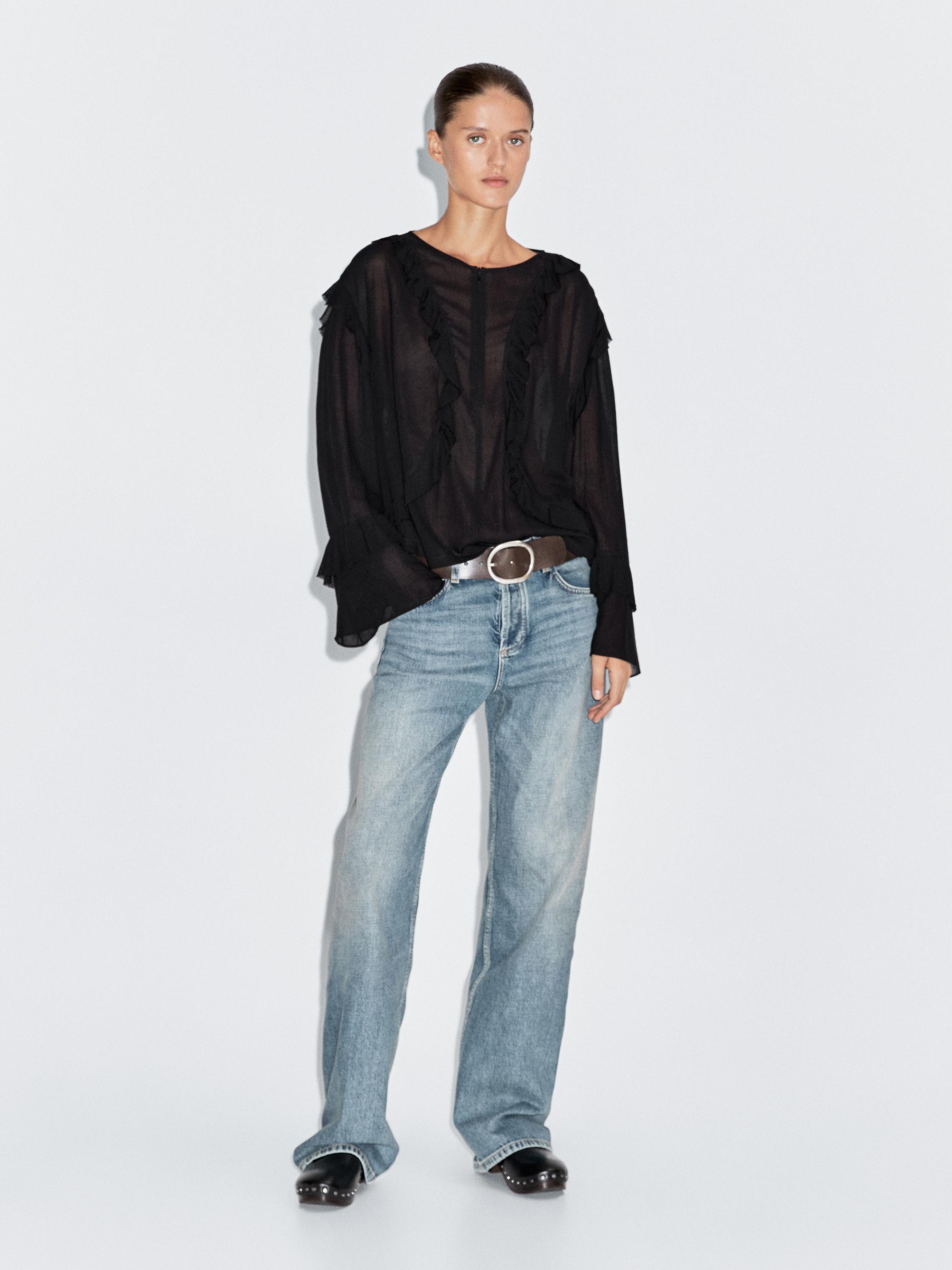 Flowing blouse with ruffles and zip