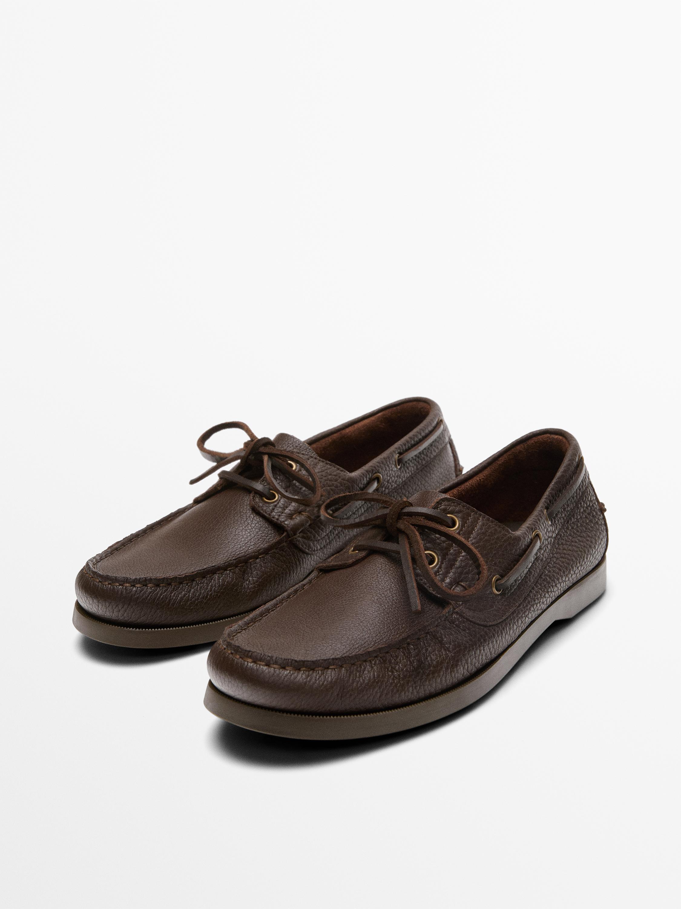 Bağcıklı ve görünür dikişli kahverengi ayakkabılar, klasik mokasen tasarımı.