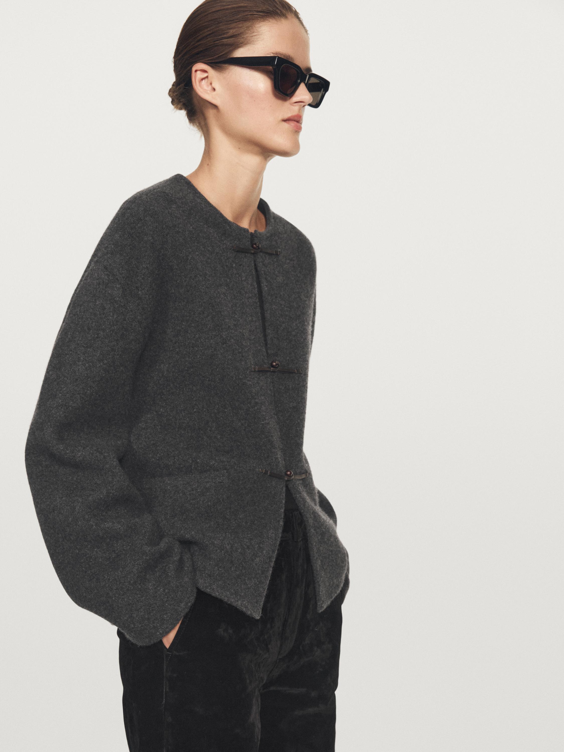 Strikket cardigan med knappedetalj