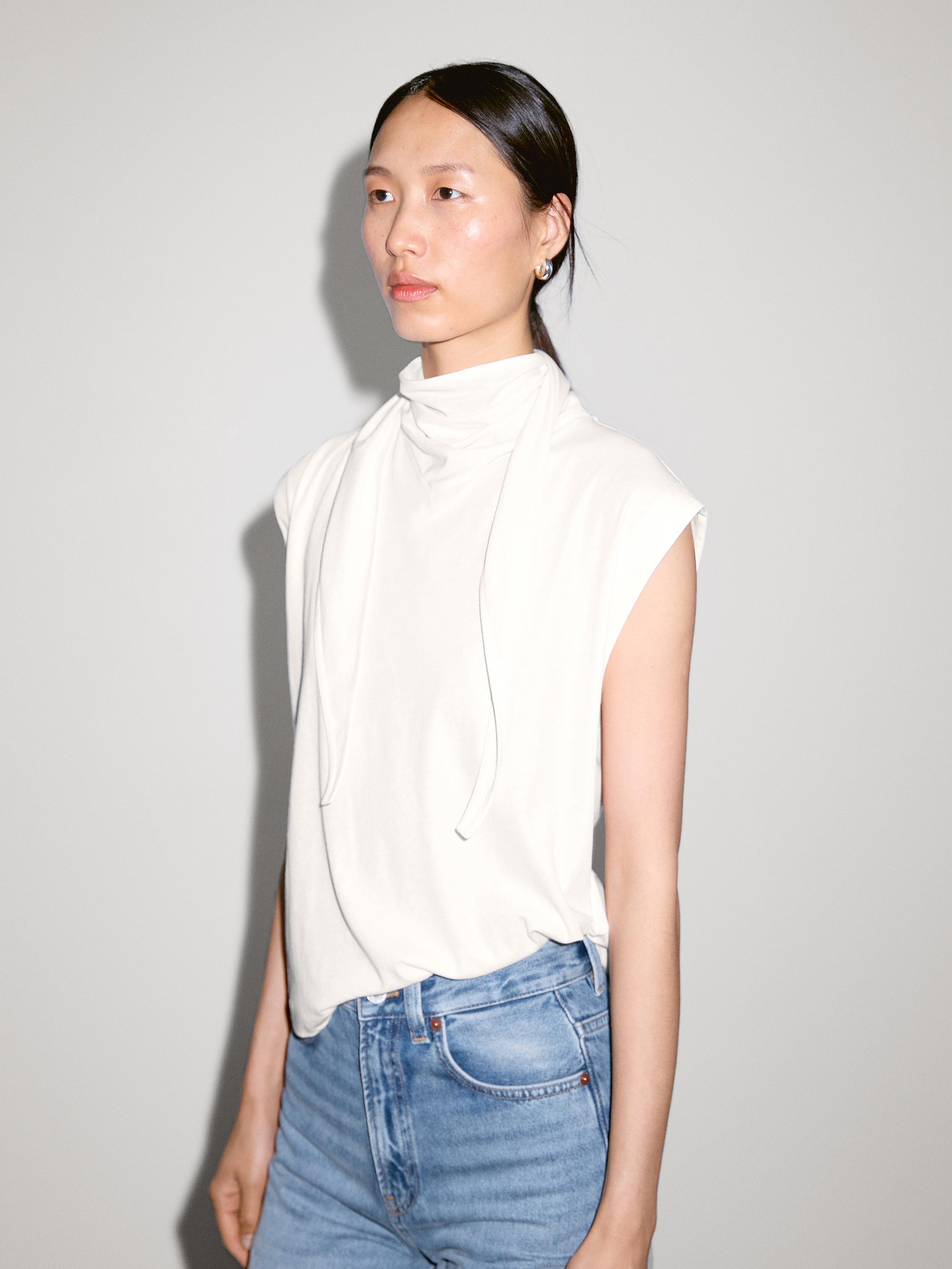 T-shirt with lace collar detail