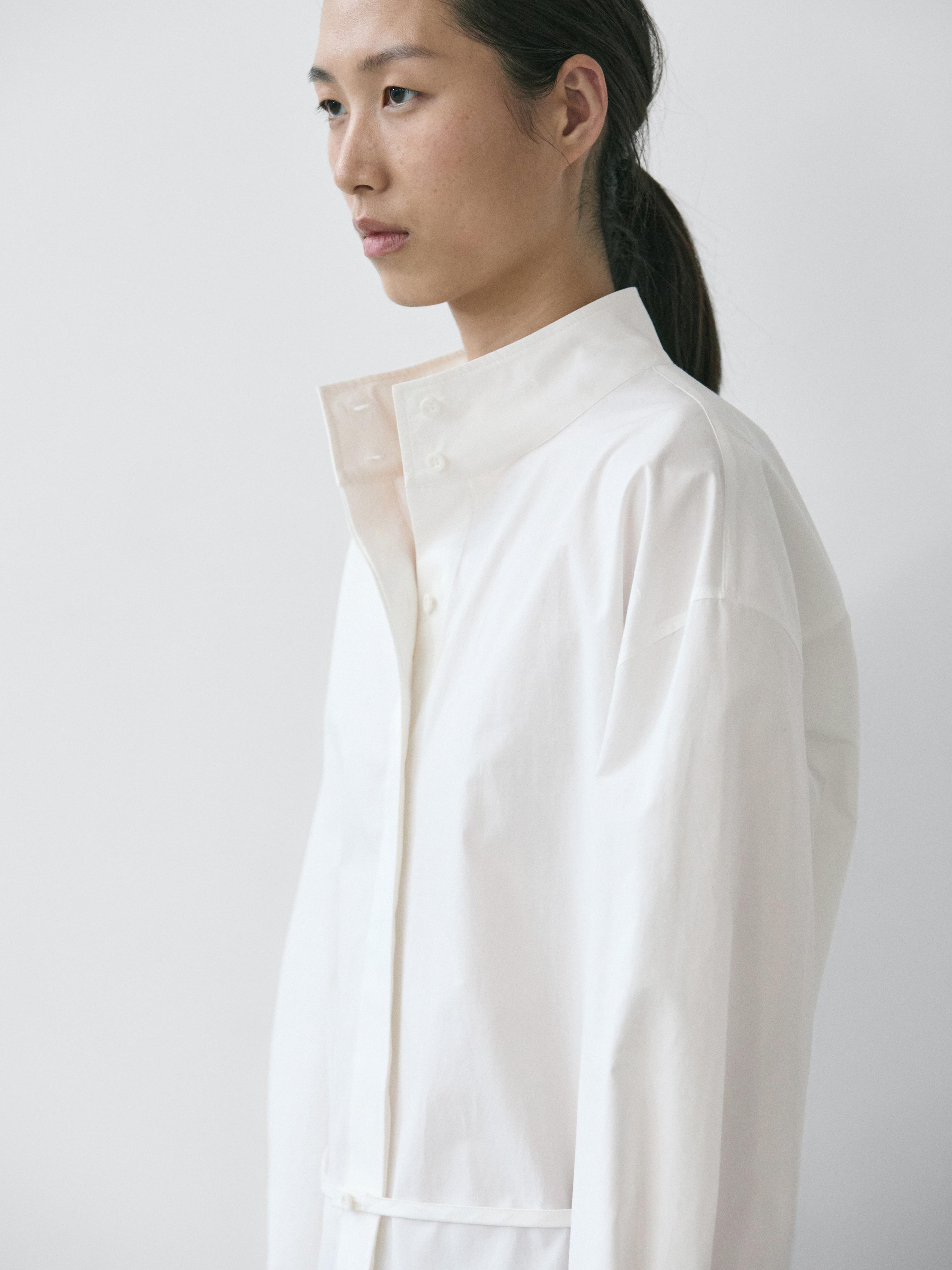 Camisa cuello alto detalle cinta