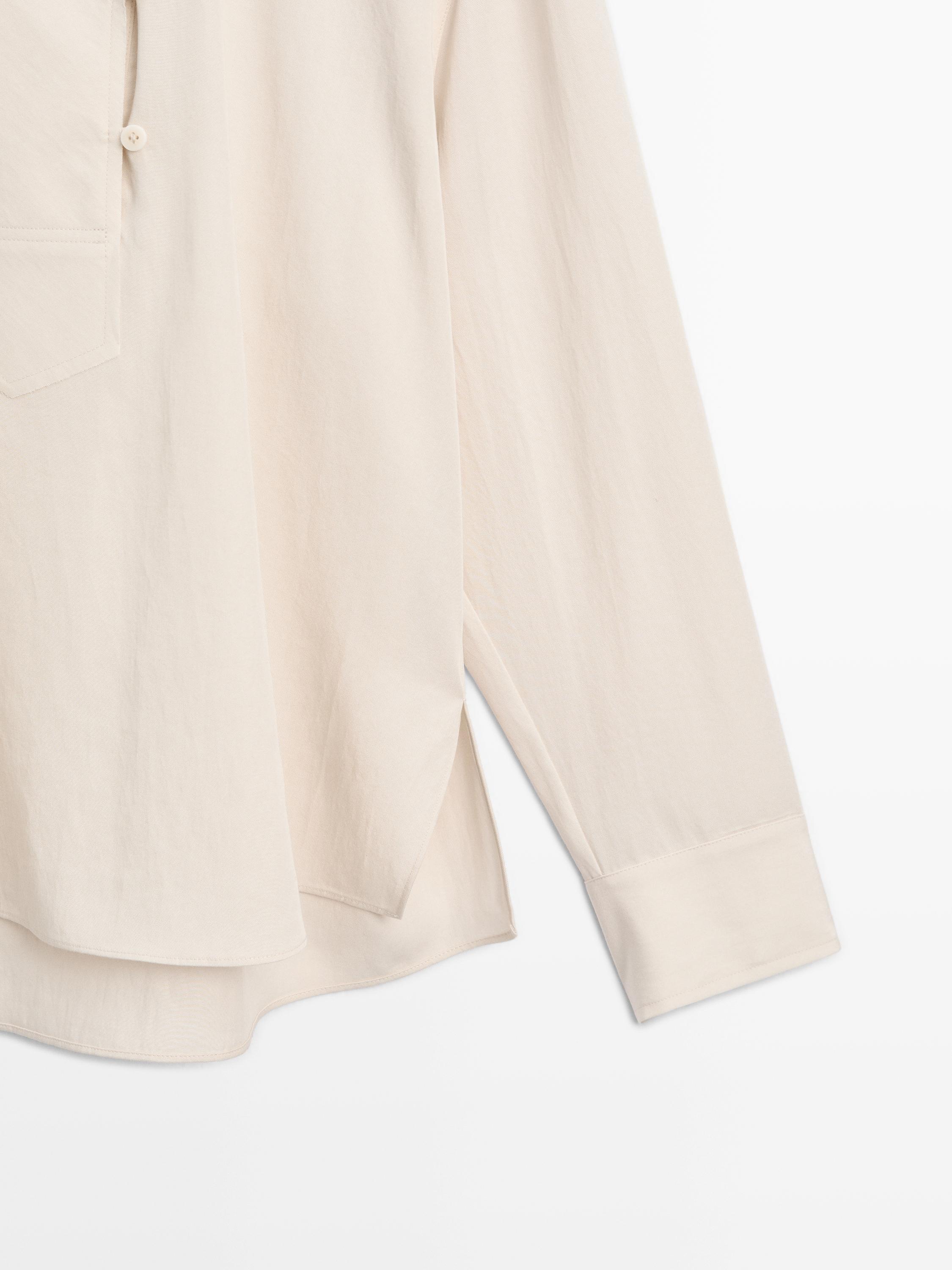 Blusa fluida com pormenor de abotoadura