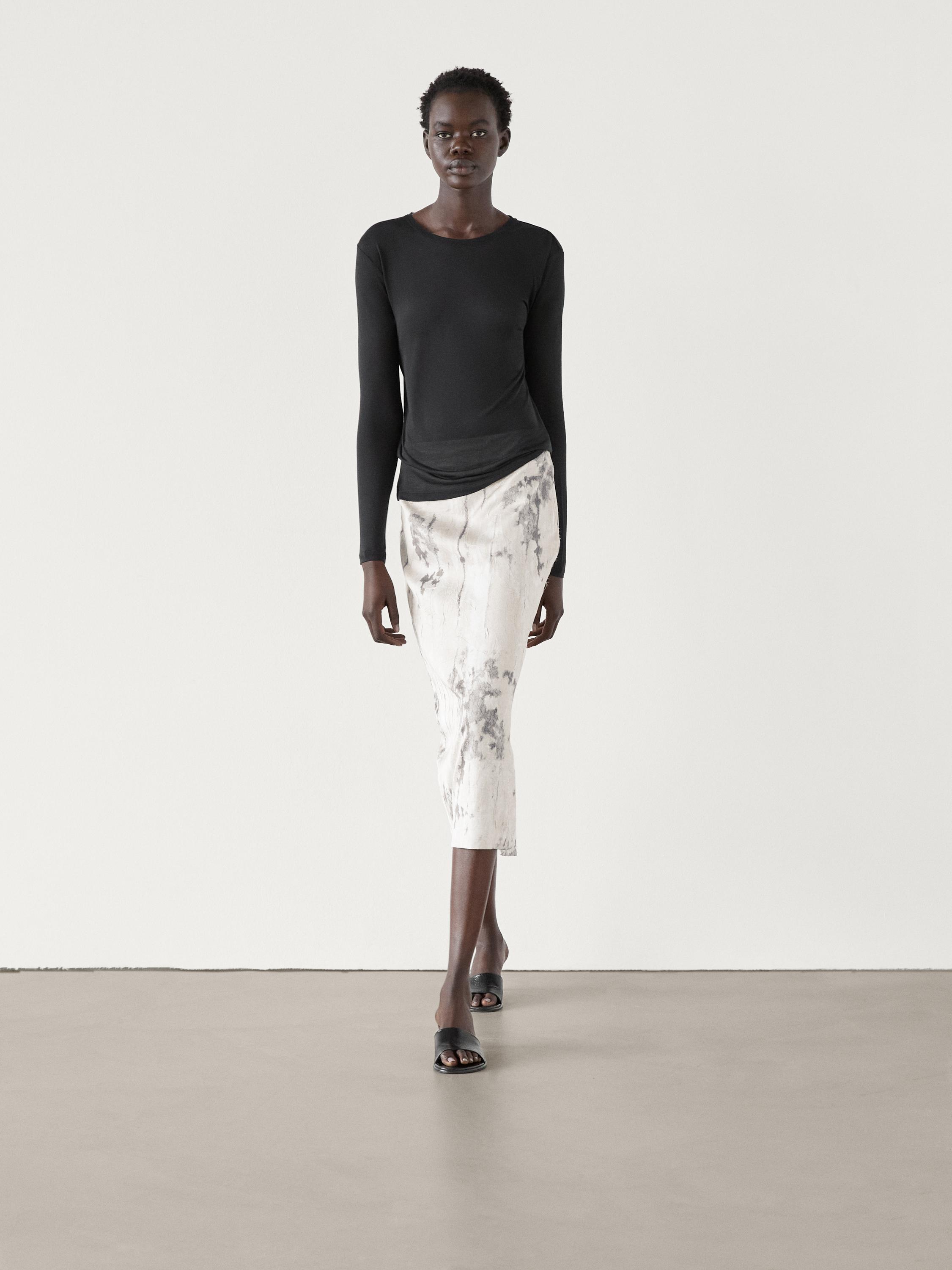 تنورة متوسطة الطول مفصلة بطبعة