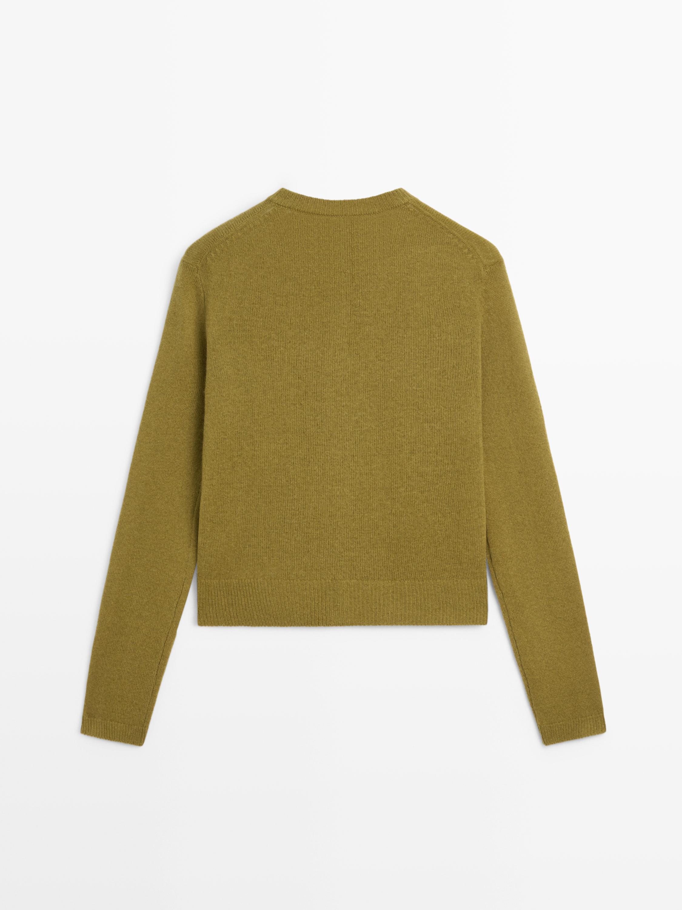 Трикотажна жилетка от 100% вълна с облечени копчета