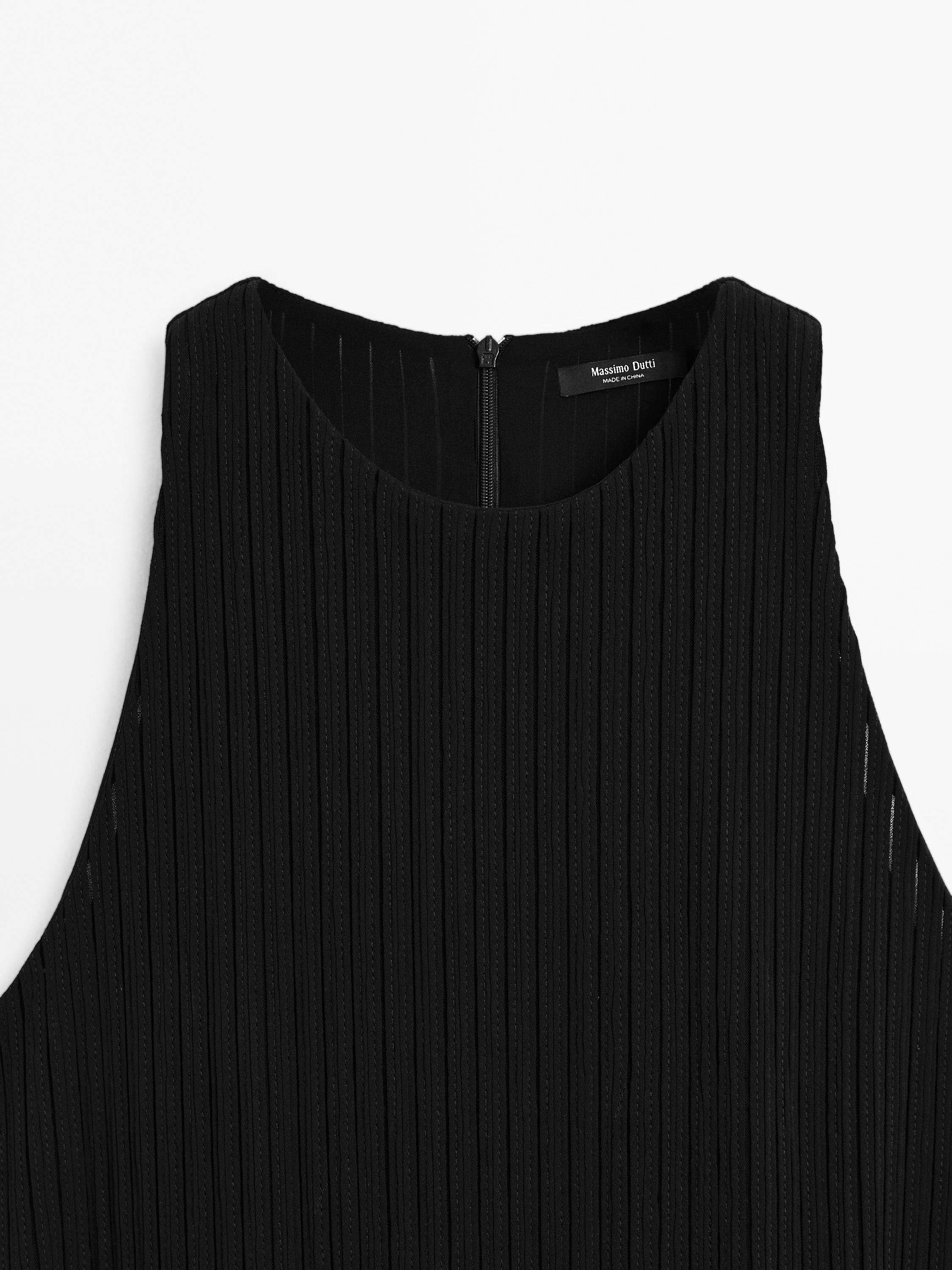 Knitted textured dress under bangs