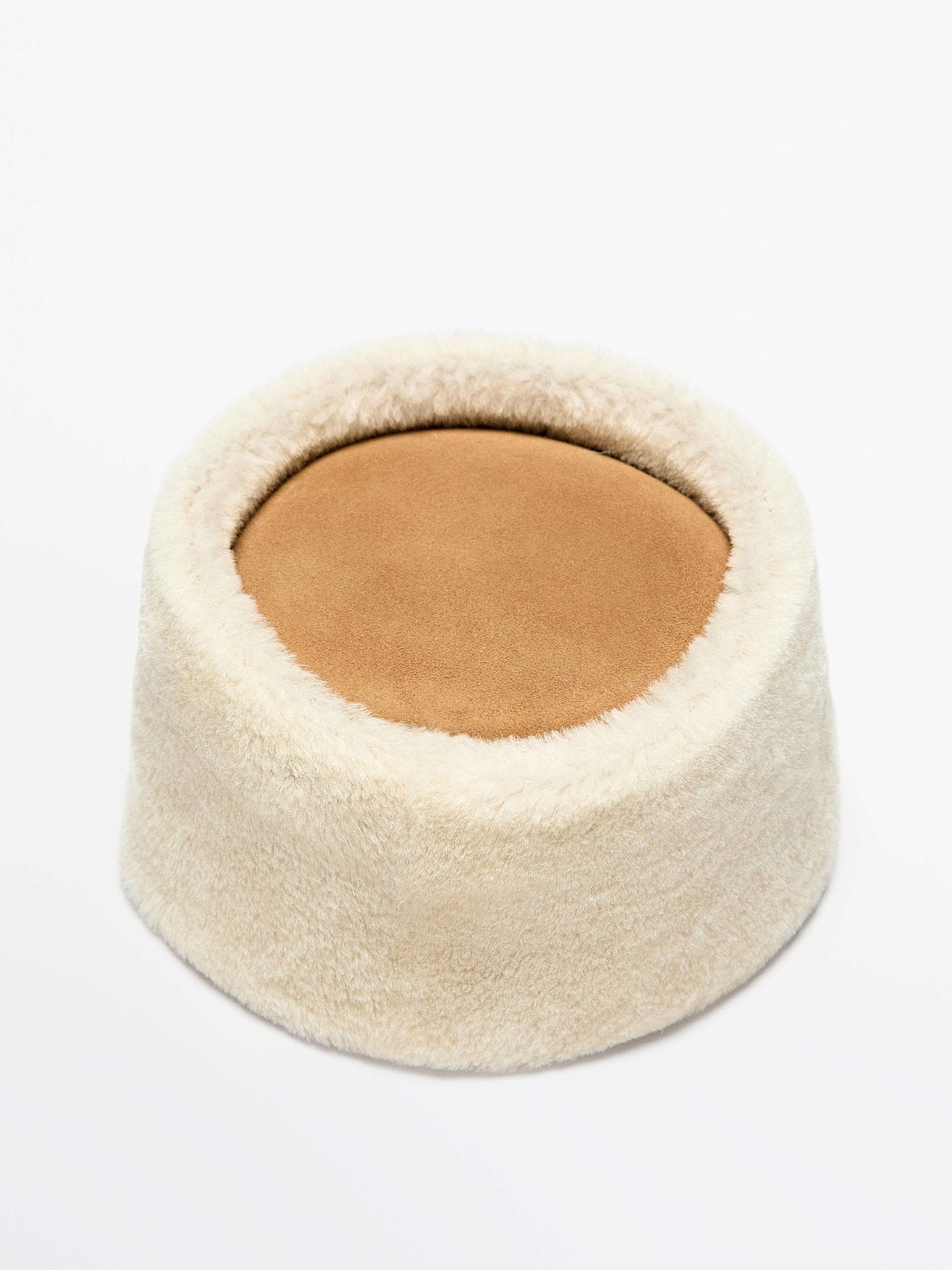 Usnjena kapa s kontrastno podlogo