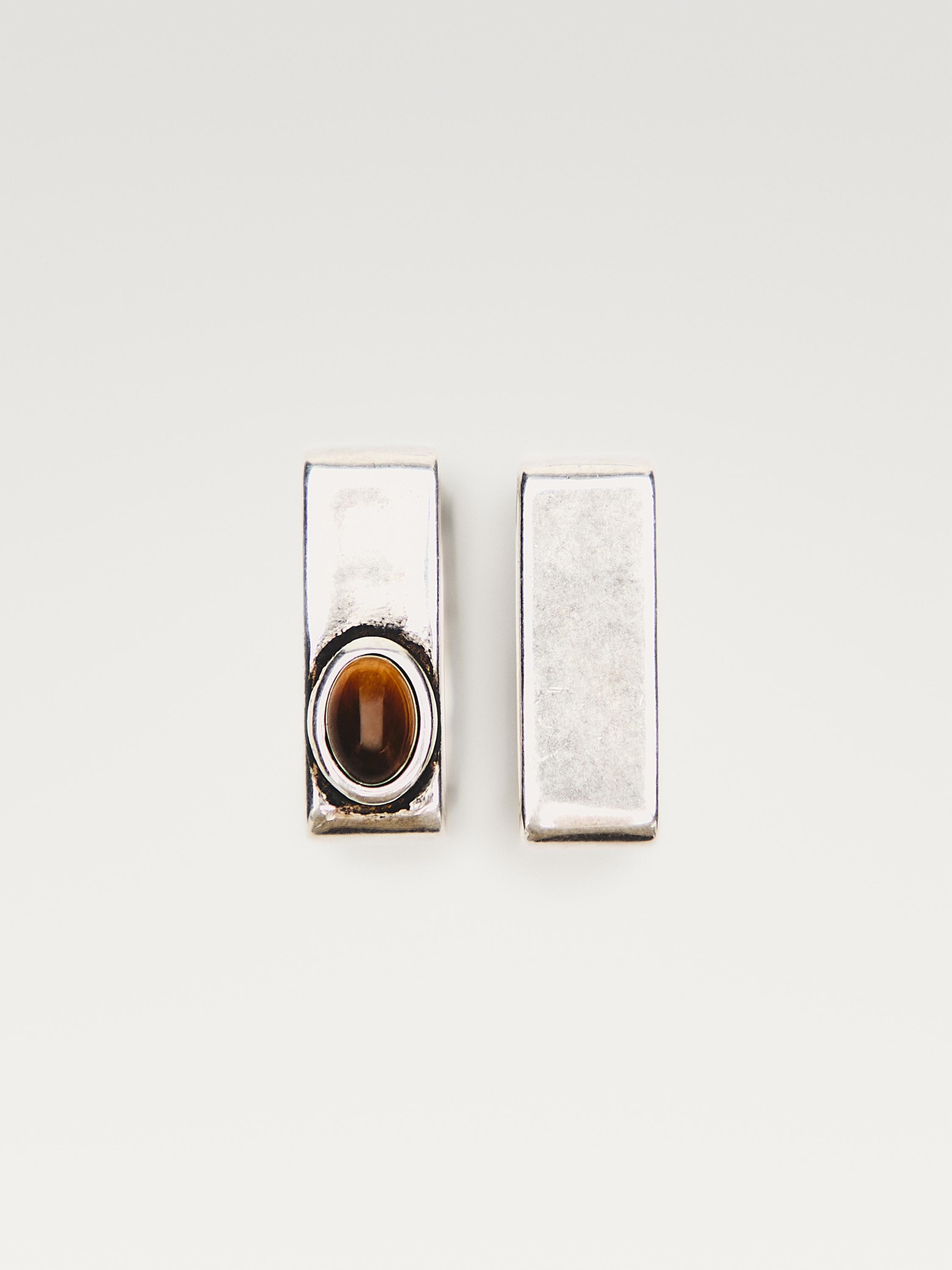 Geometric rings with stone