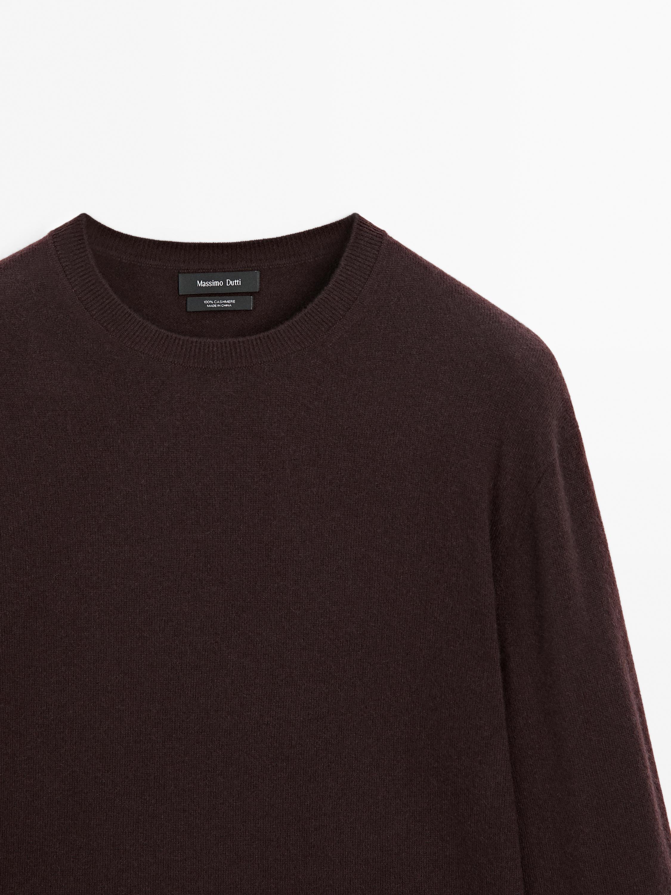 Cashmere knit sweater with a crew neck