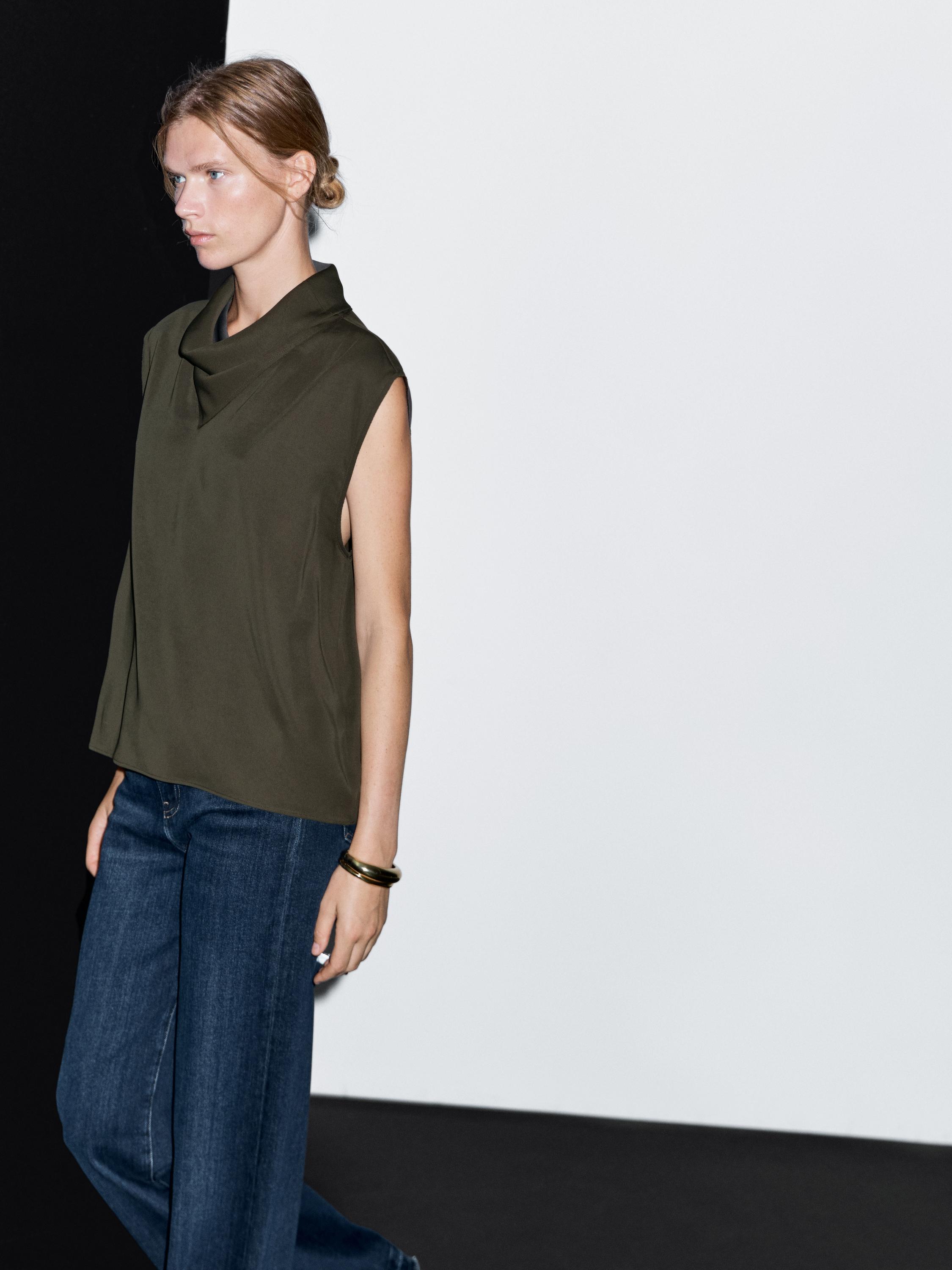 Blus jatuh dengan detail leher draperi