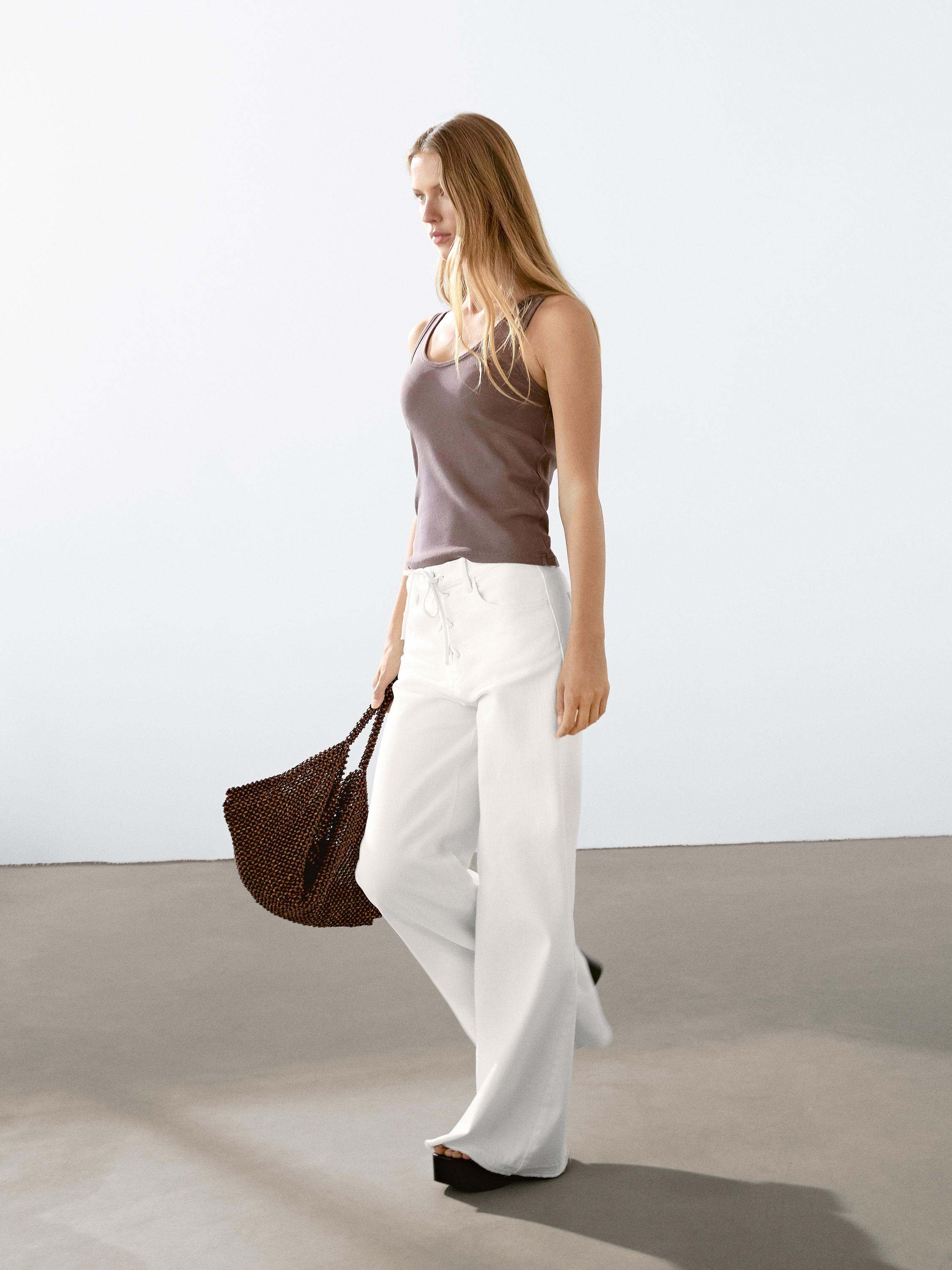 Ribbed top with neckline