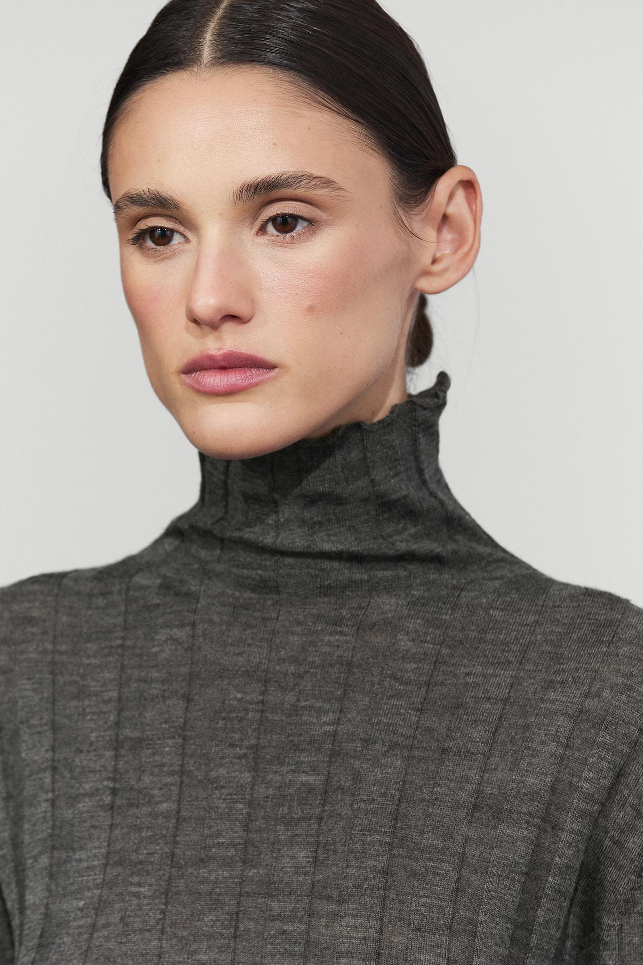 Ribbed high neck knit sweater — MEDIUM GREY