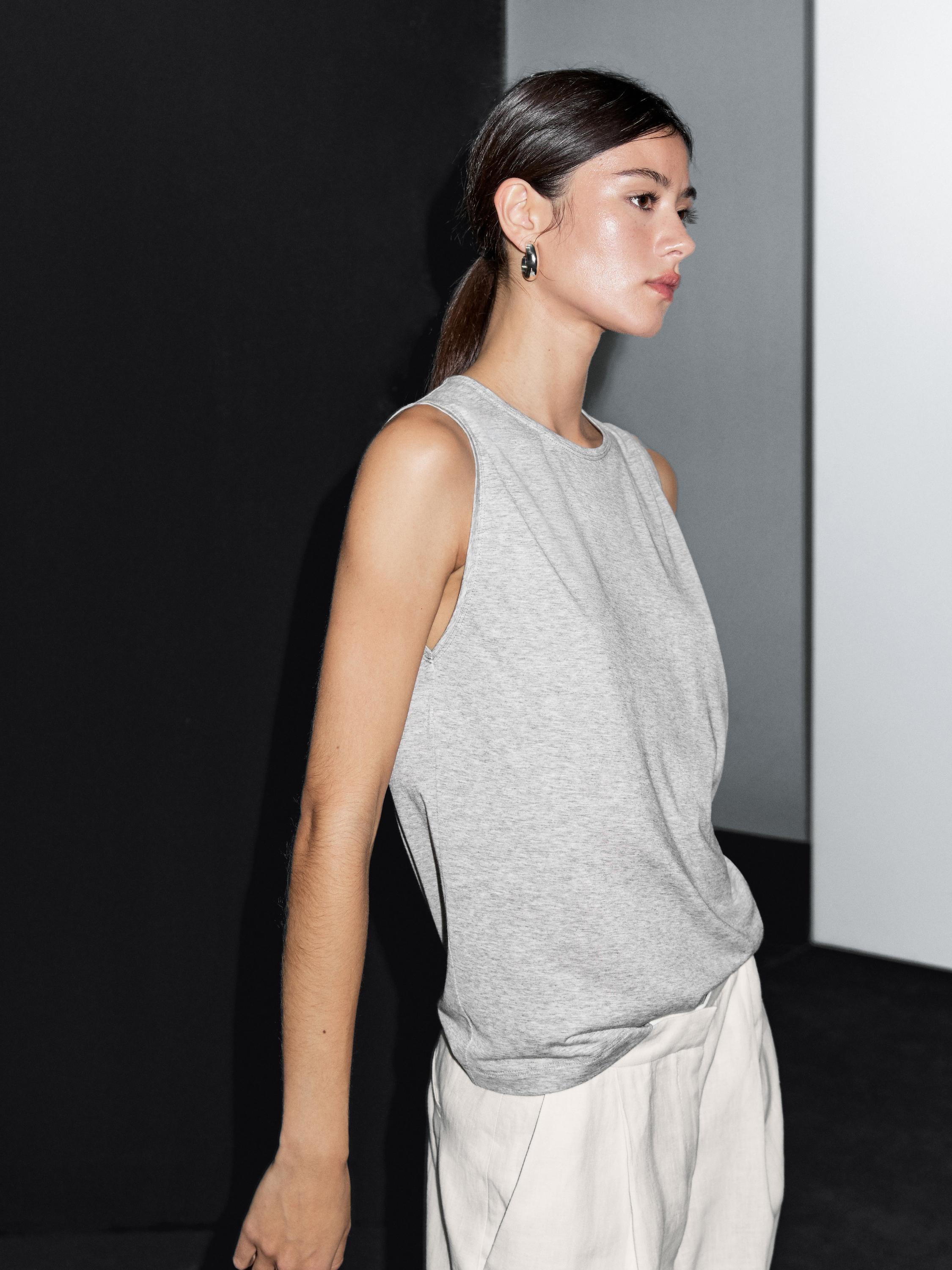 Sleeveless round neck T-shirt