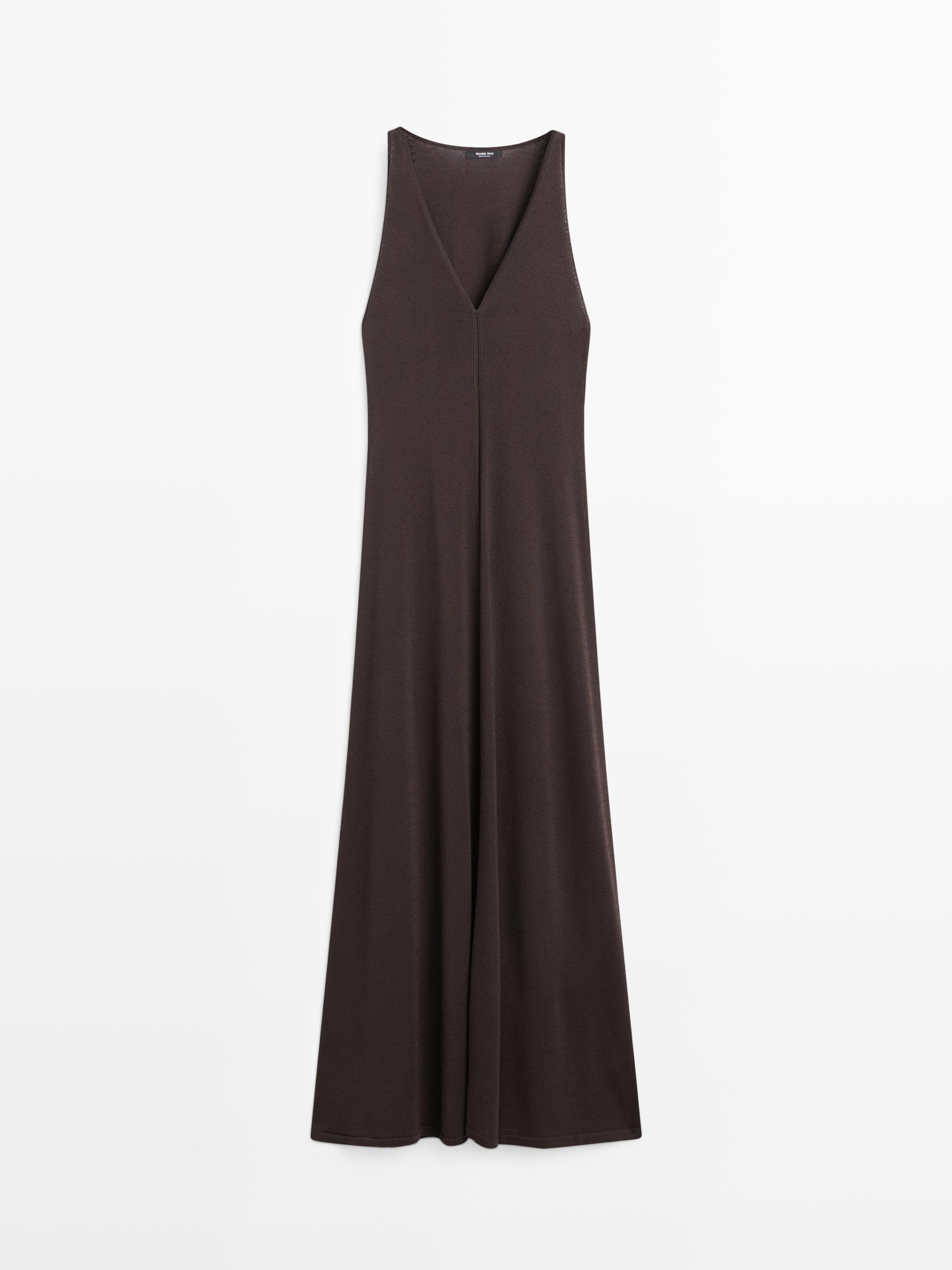 Vestido midi fluido cuello pico