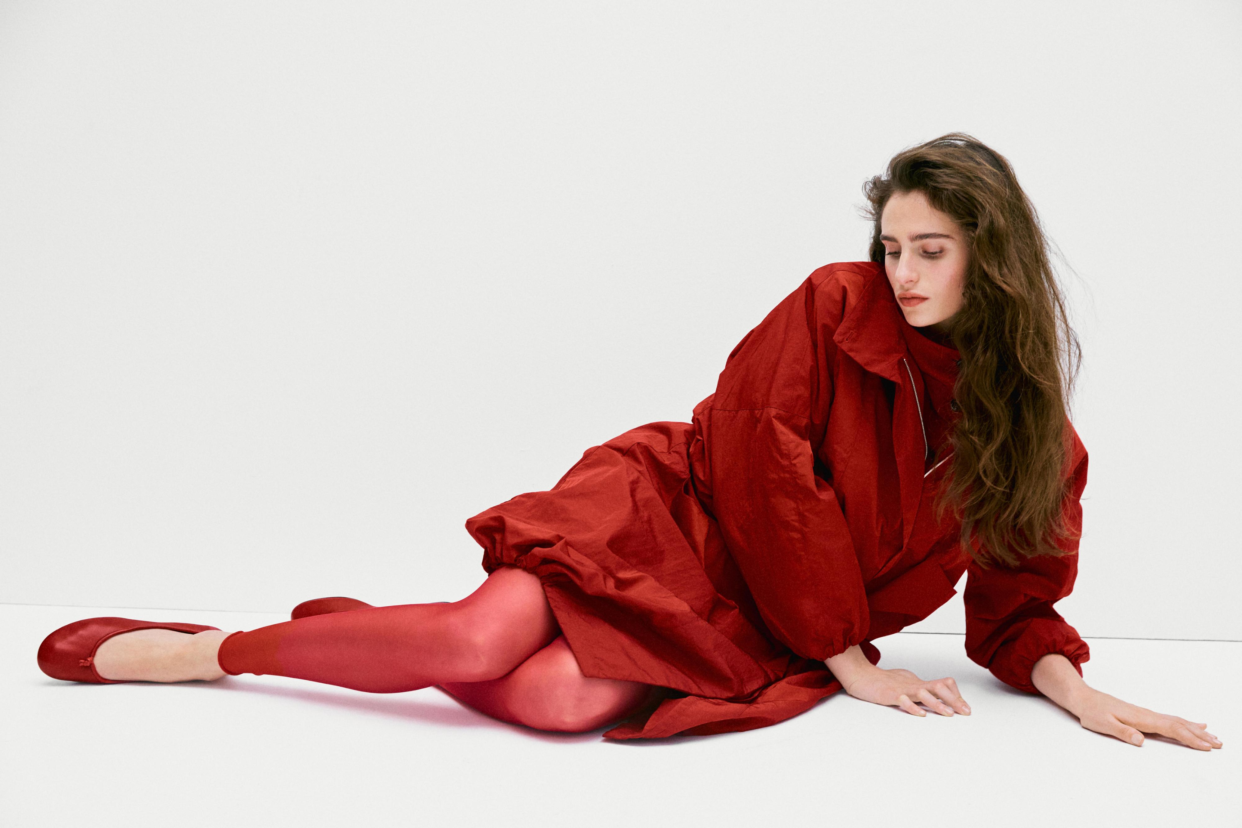 Rode oversized lange parka set met bijpassende panty en schoenen.