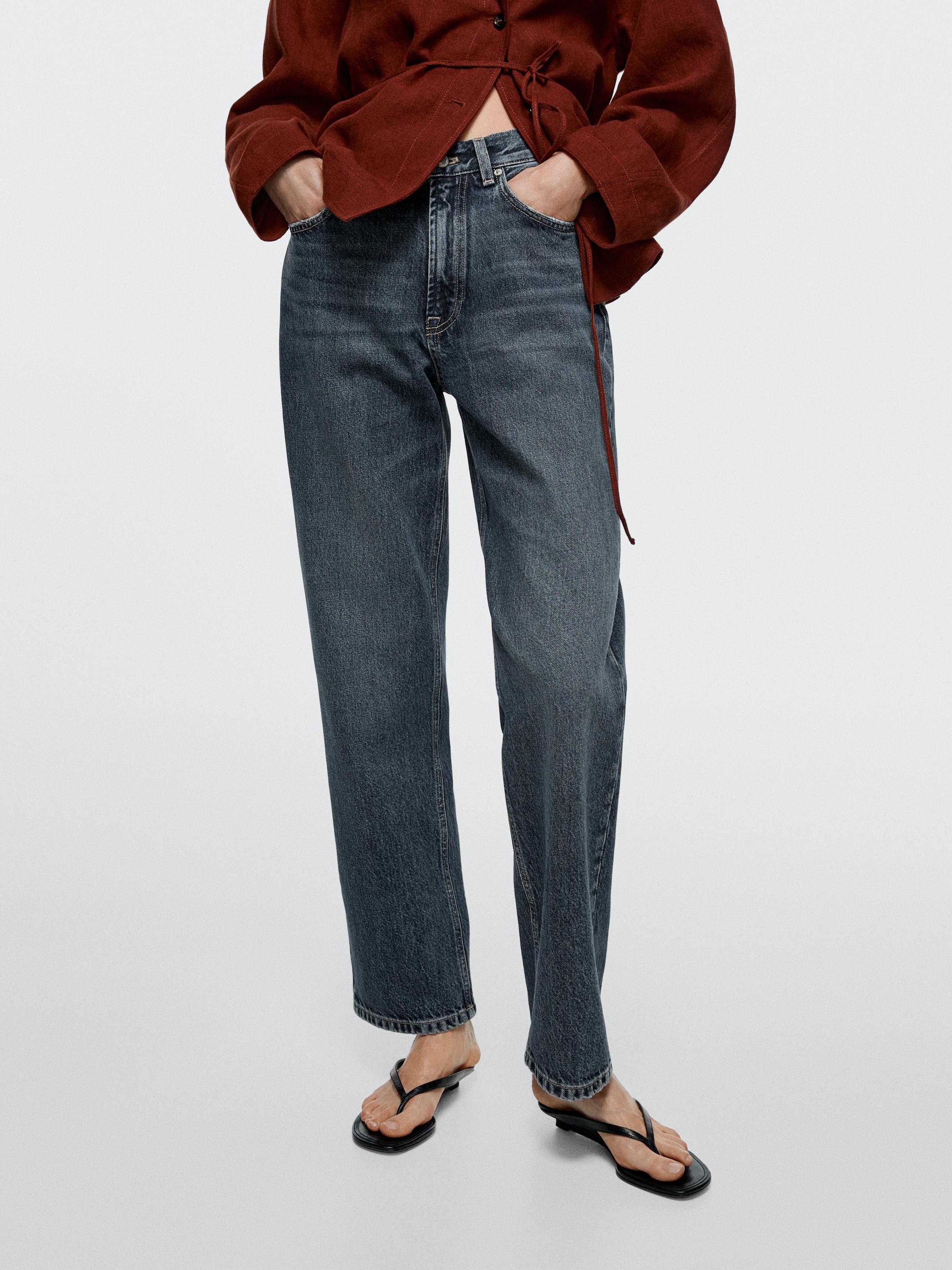 Jeans urdin ertaineko multzoa, straight fit, tiro altukoa eta alboetan poltsiko ikusgarriak dituena.