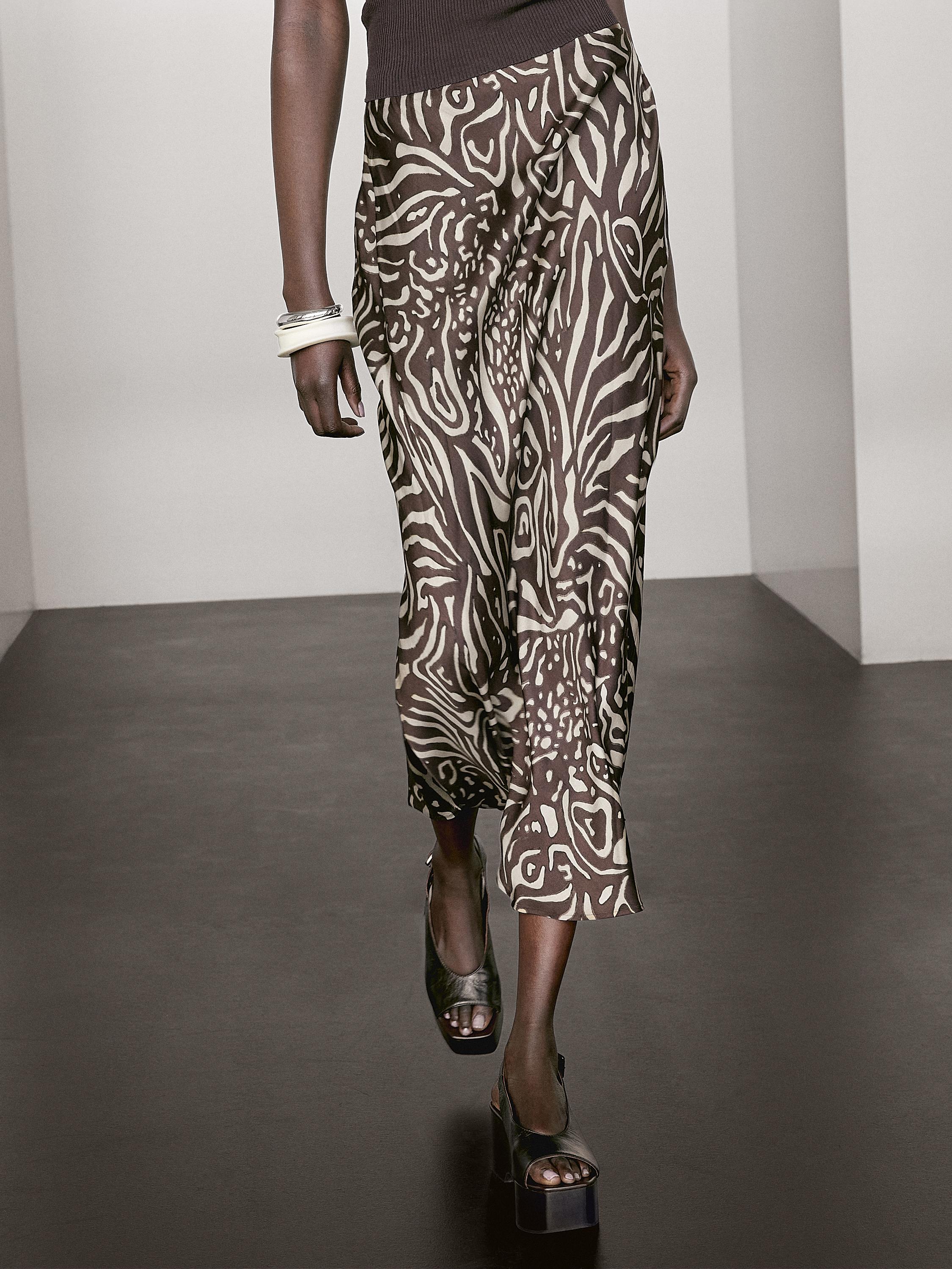 تنورة متوسطة الطول فضفاضة بطبعة حيوانية