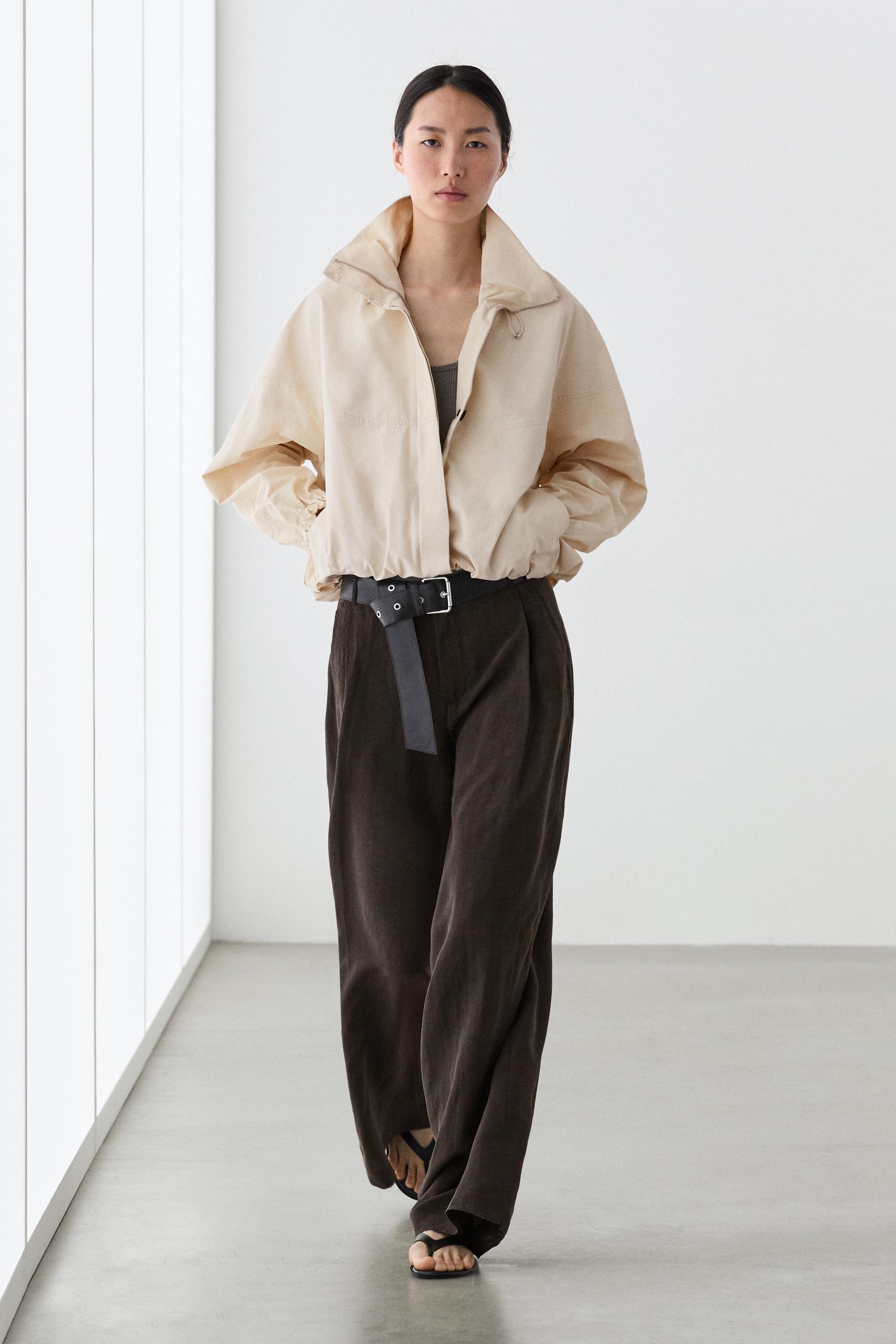 Calças fluidas de perna larga com pinças