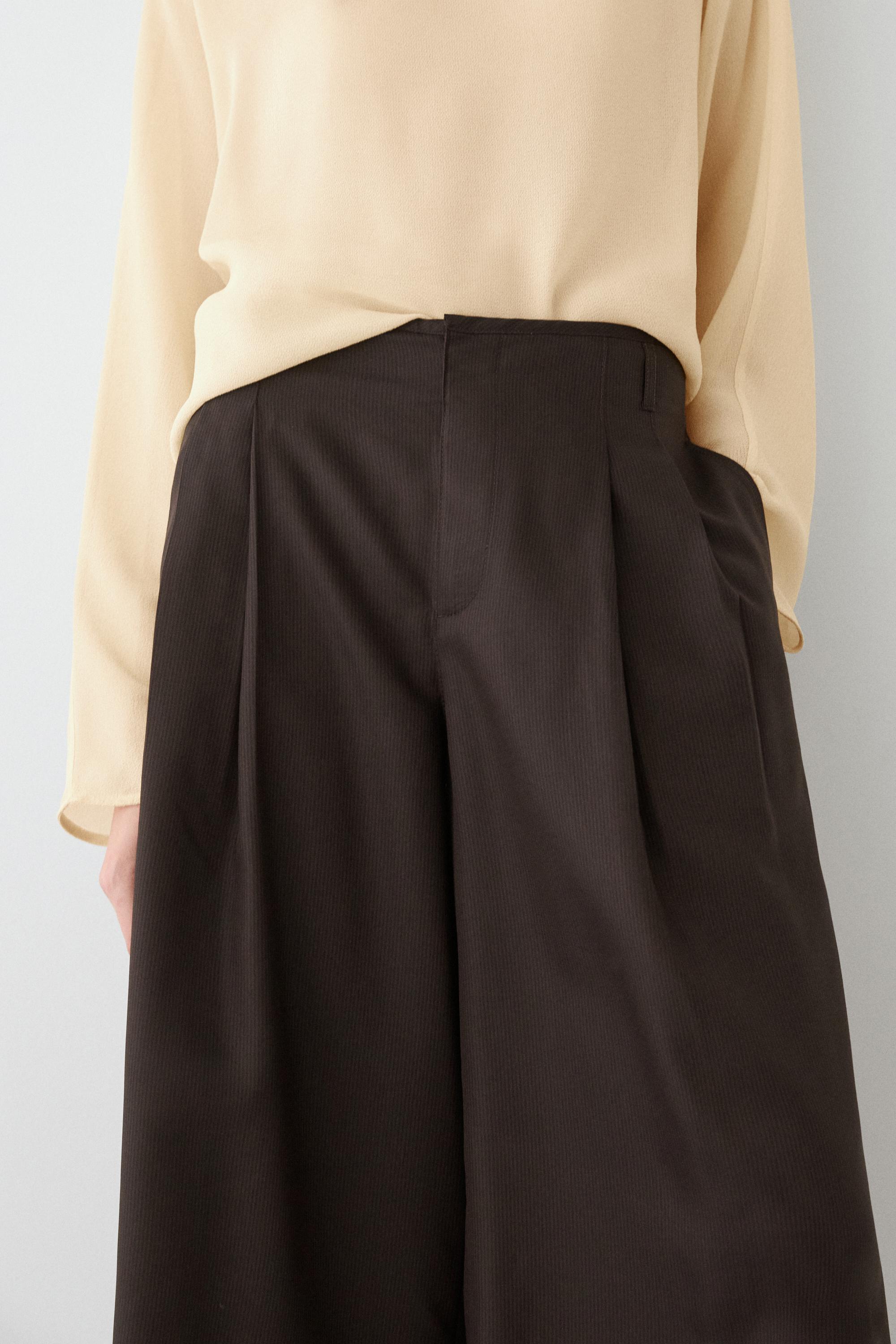 Long Bermuda shorts with striped detail — Chocolate