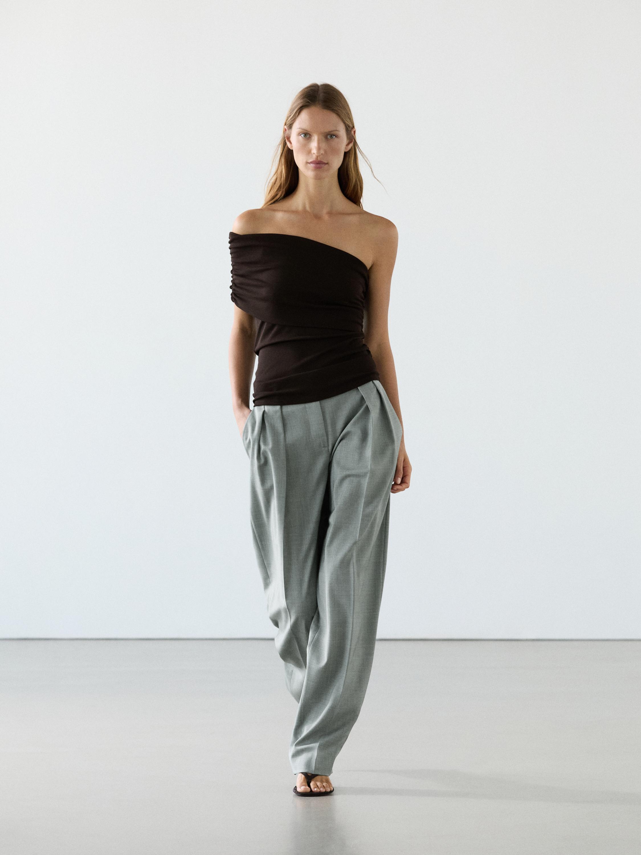 Asymmetrisches Top mit drapiertem Ausschnitt
