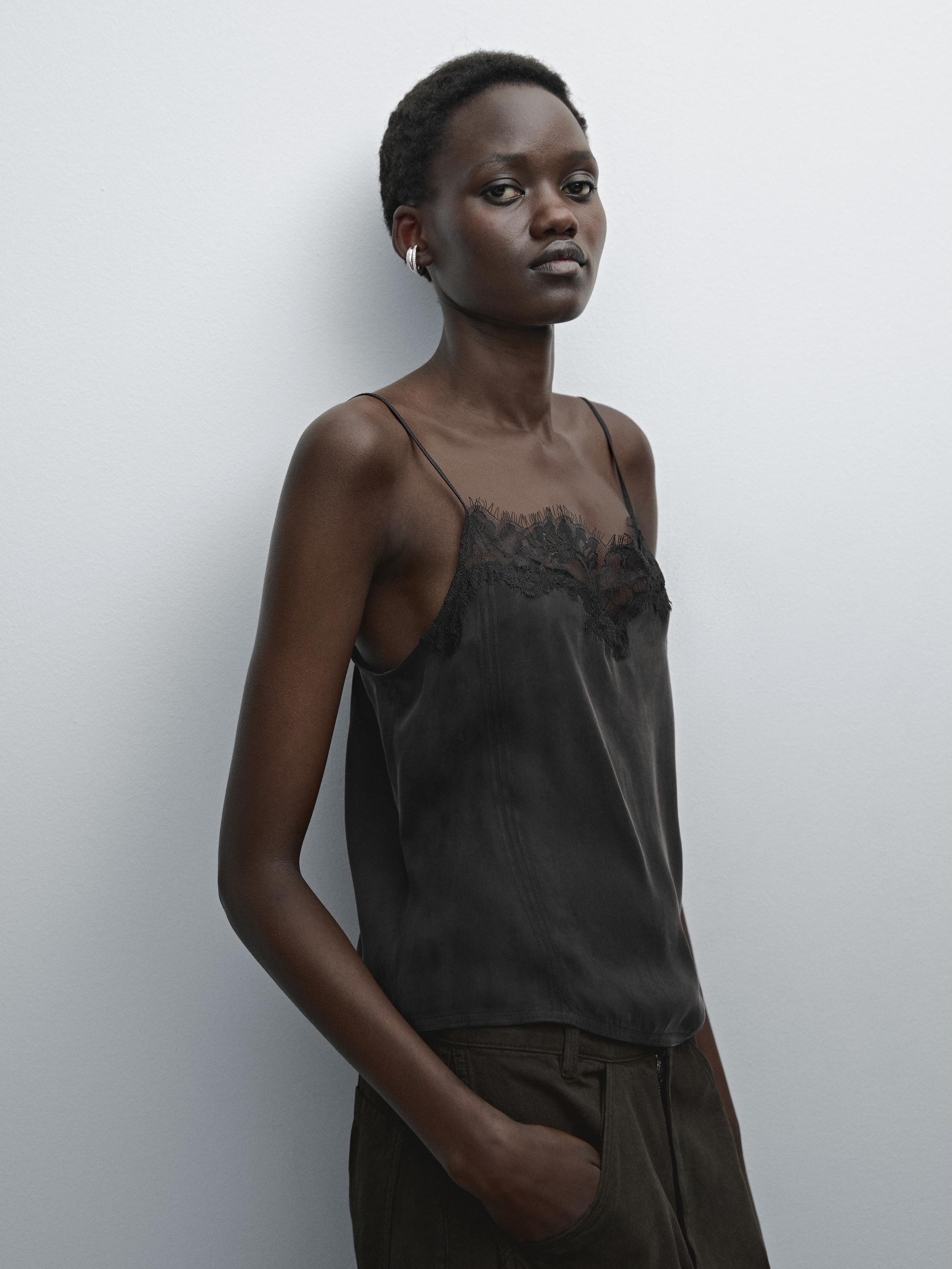 طقم توب أسود بحمالات رفيعة ودانتيل على فتحة الصدر