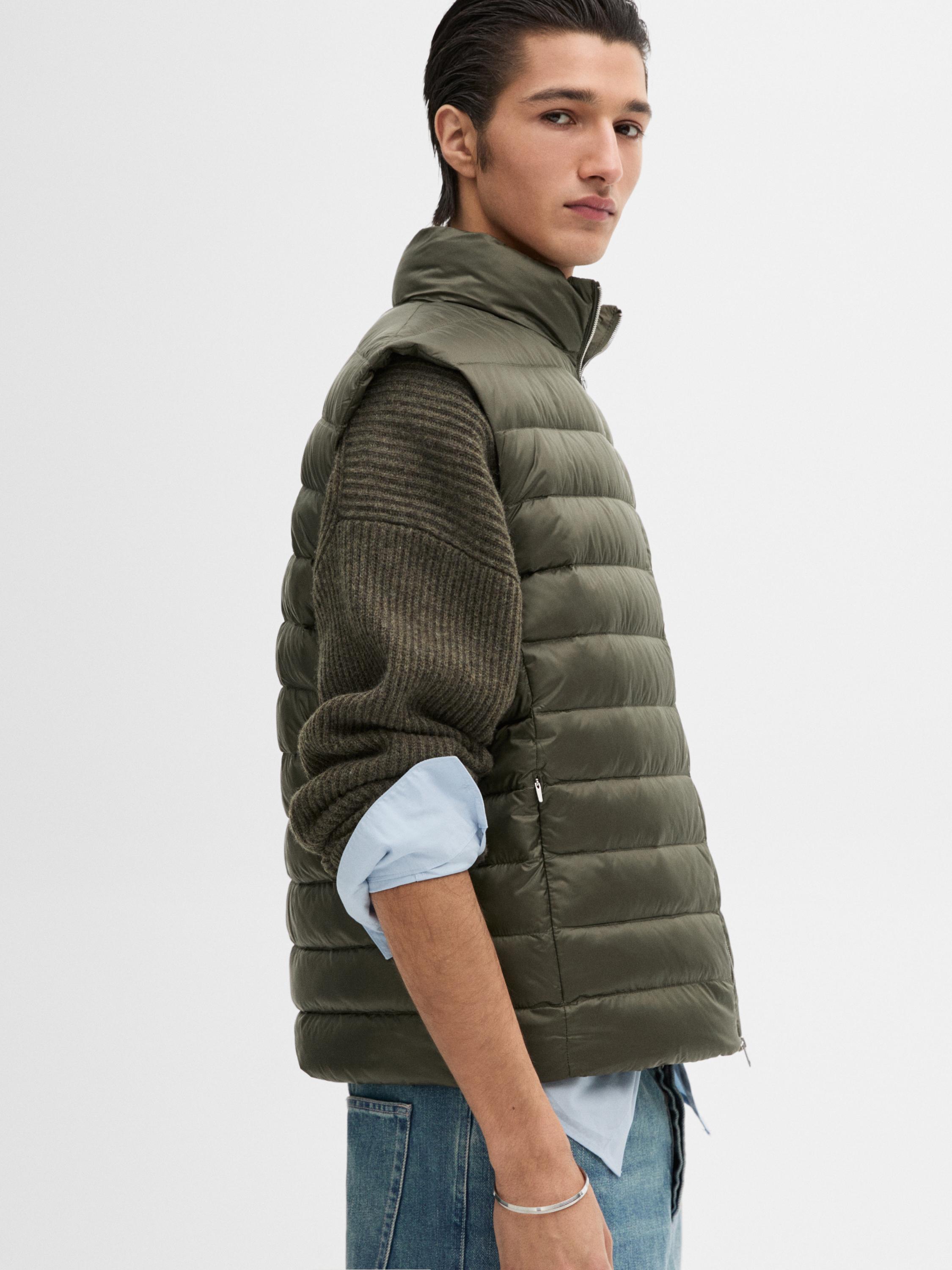 Foldable lightweight down puffer gilet