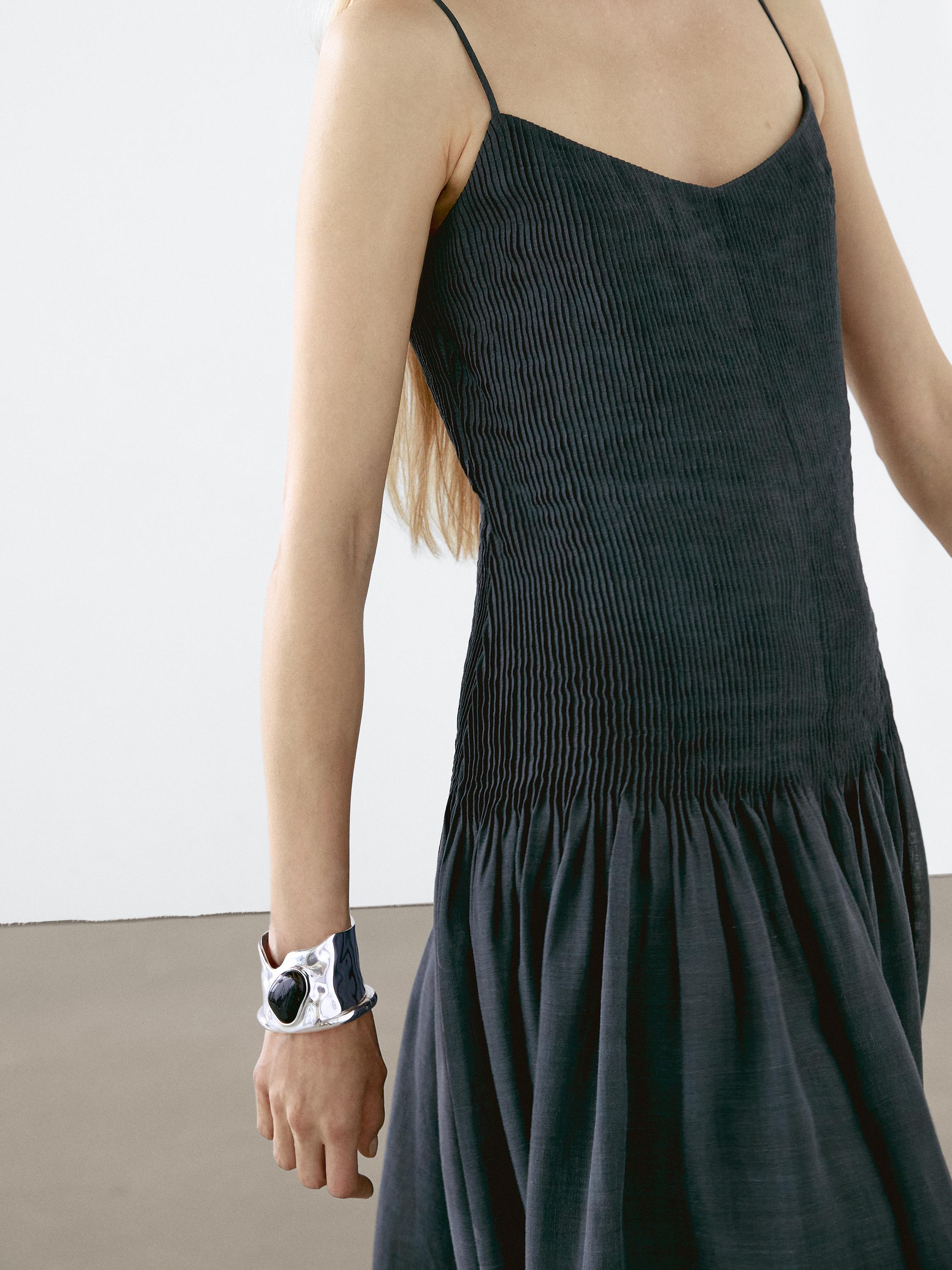 فستان كلوش طويل بثنيات تزيينية