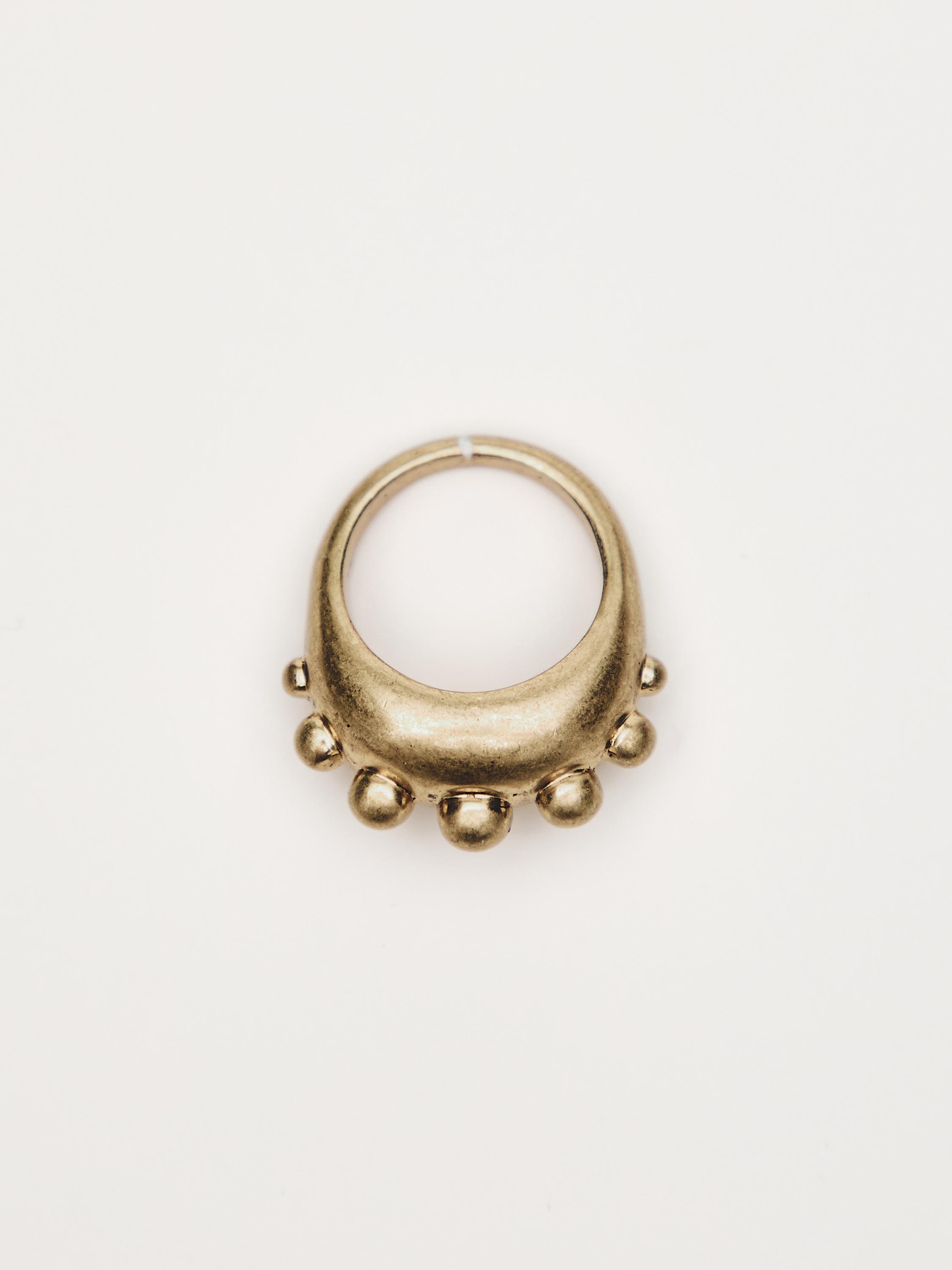 Ring with round pieces