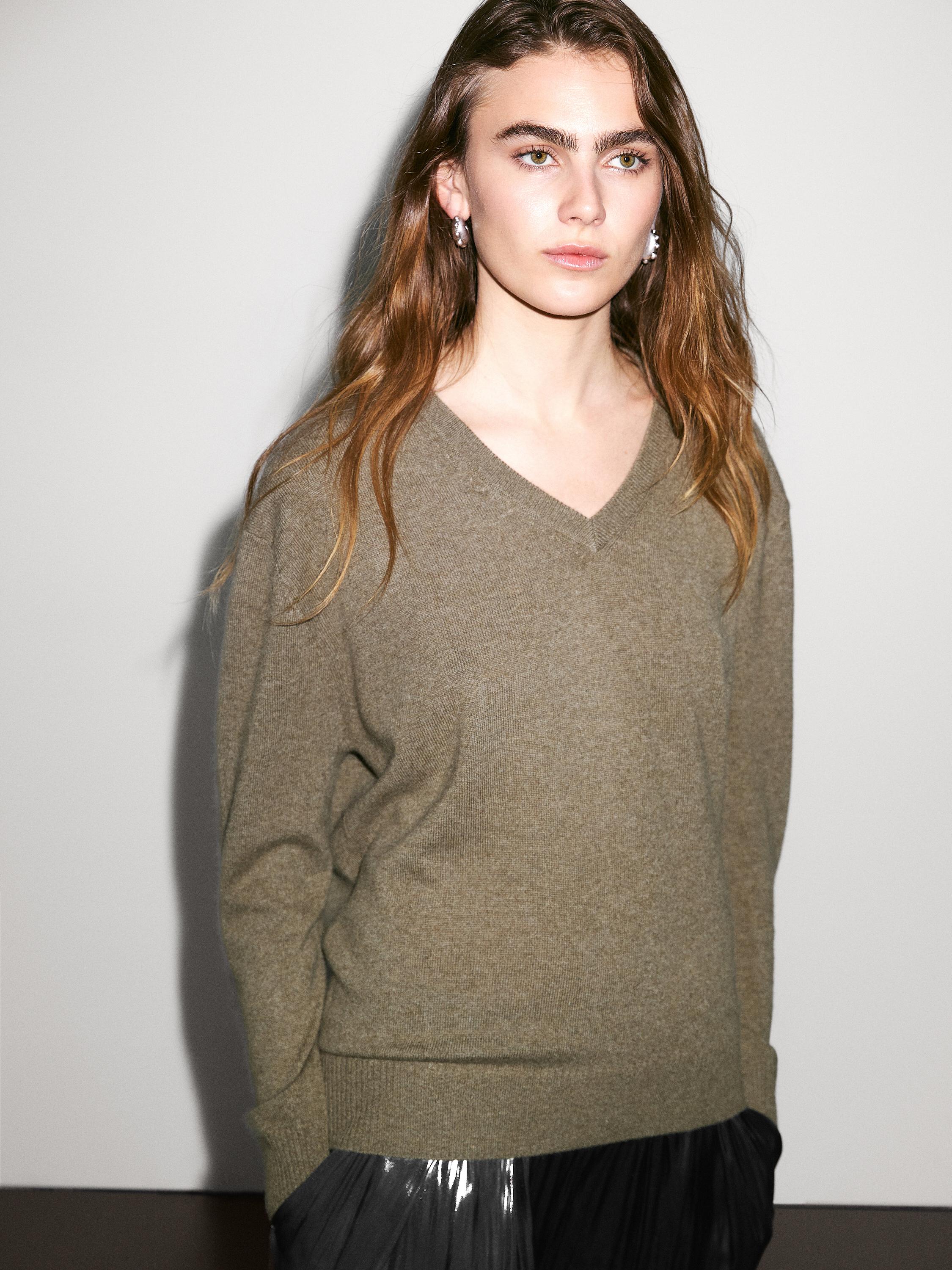 Sveter s výstrihom do V zo 100 % kašmíru