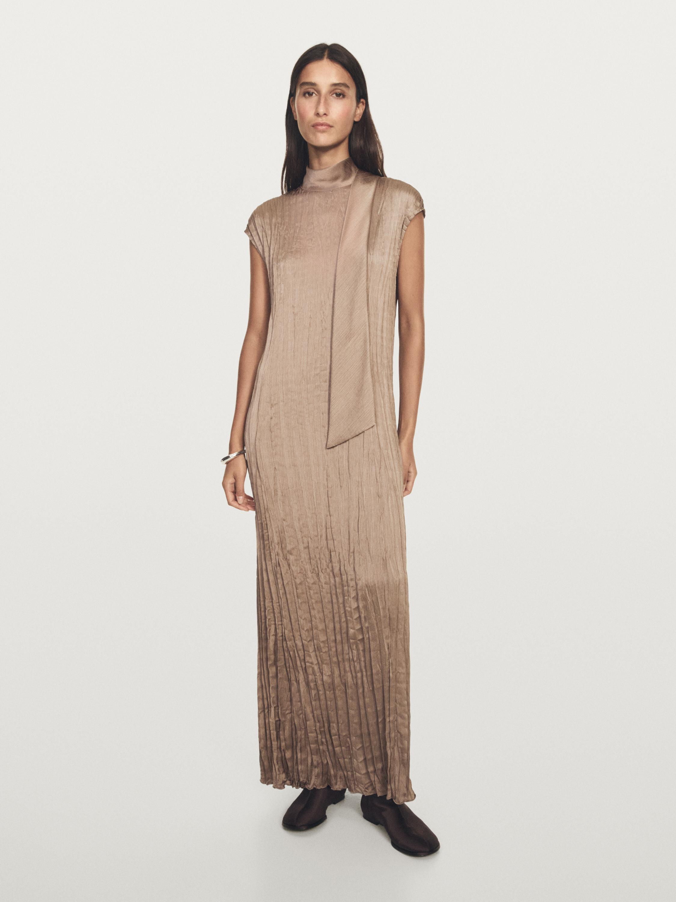 فستان طويل بربطة على الرقبة