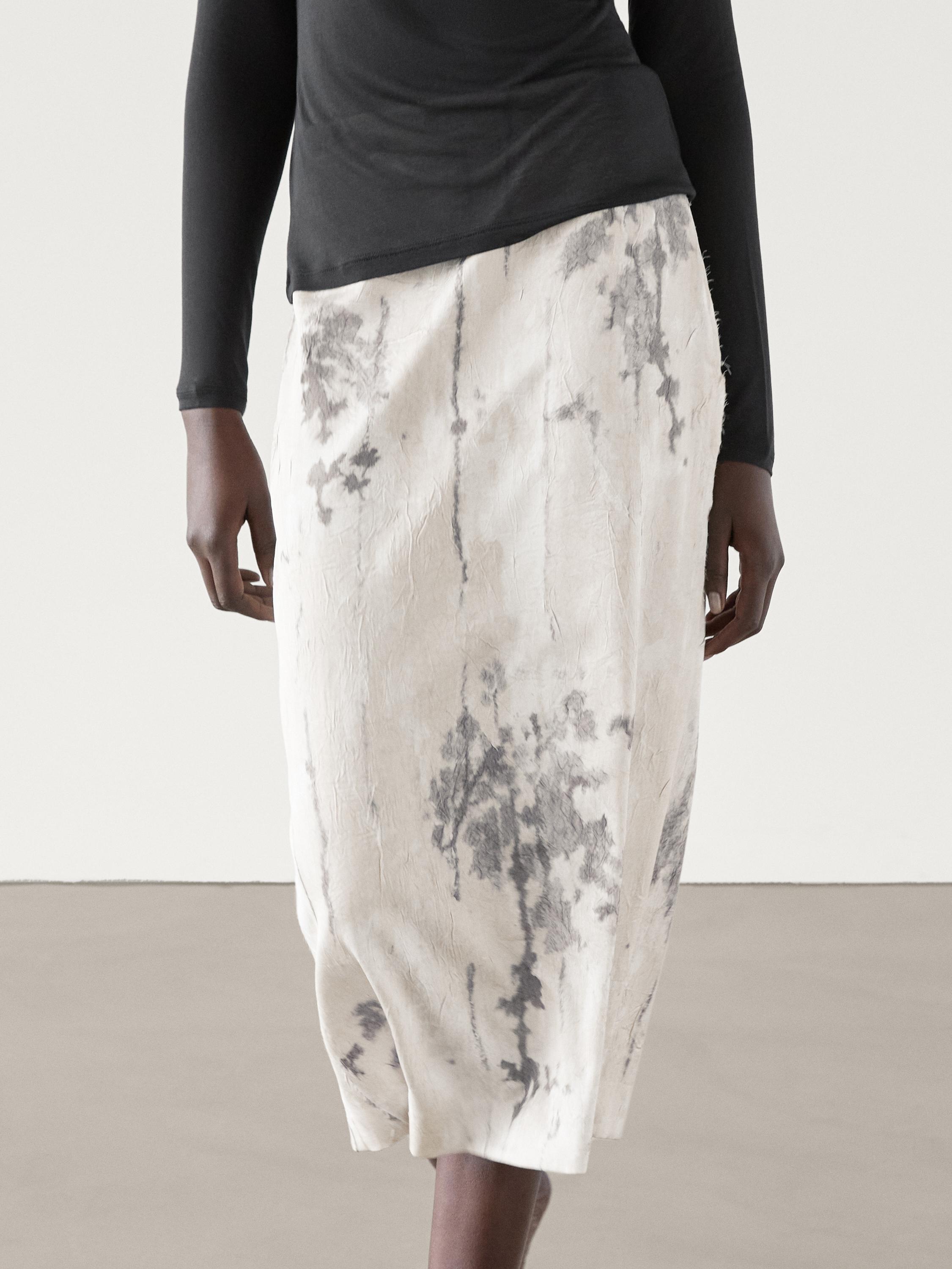 تنورة متوسطة الطول مفصلة بطبعة