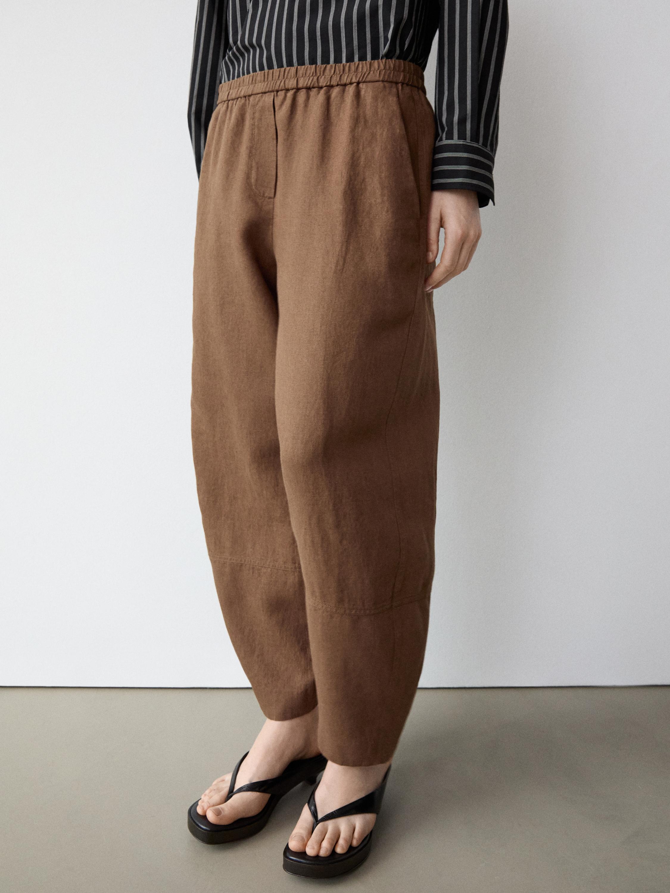 Conjunto de pantalón café con cintura elástica y blusa de rayas negras y blancas.