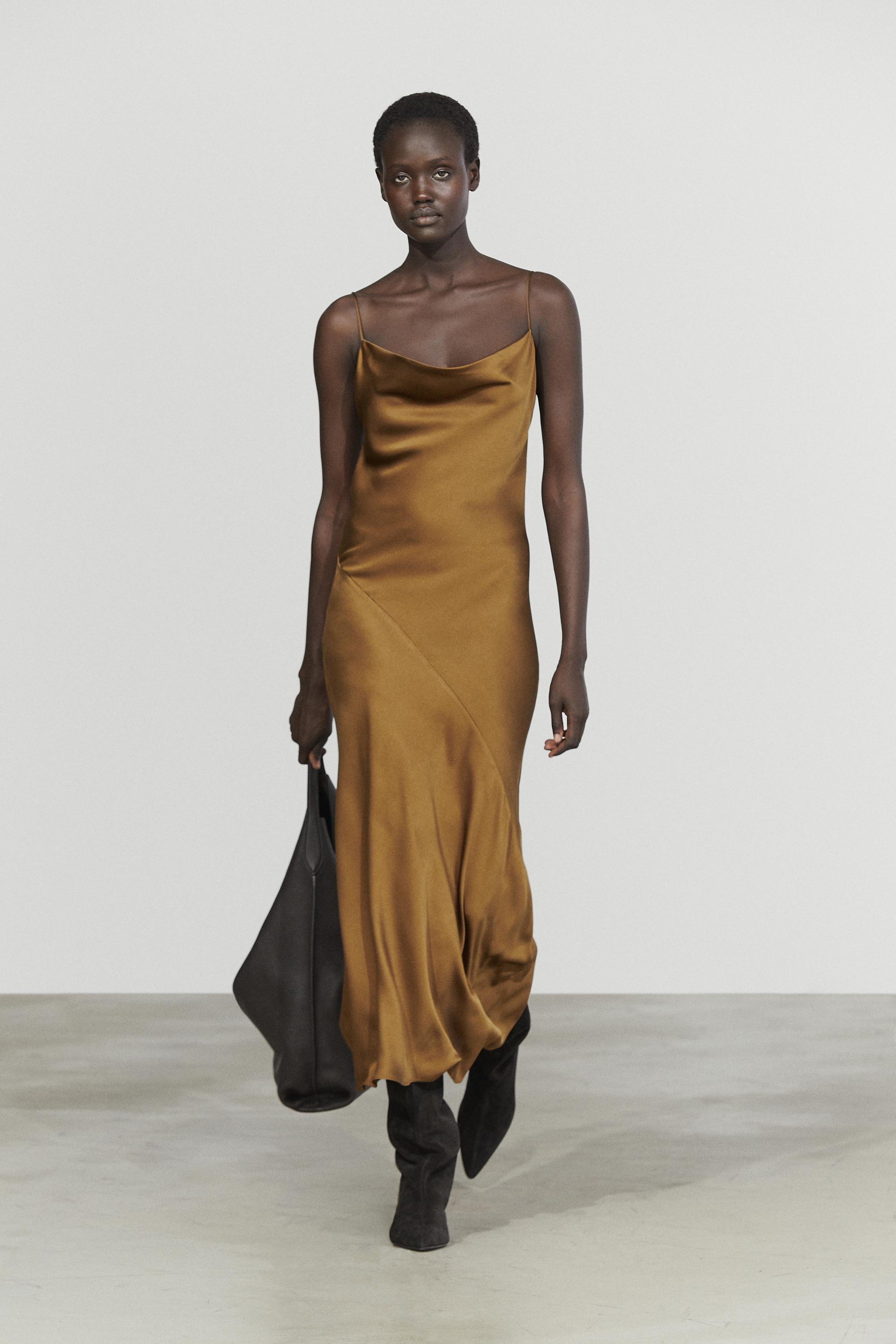 Robe midi fluide satinée