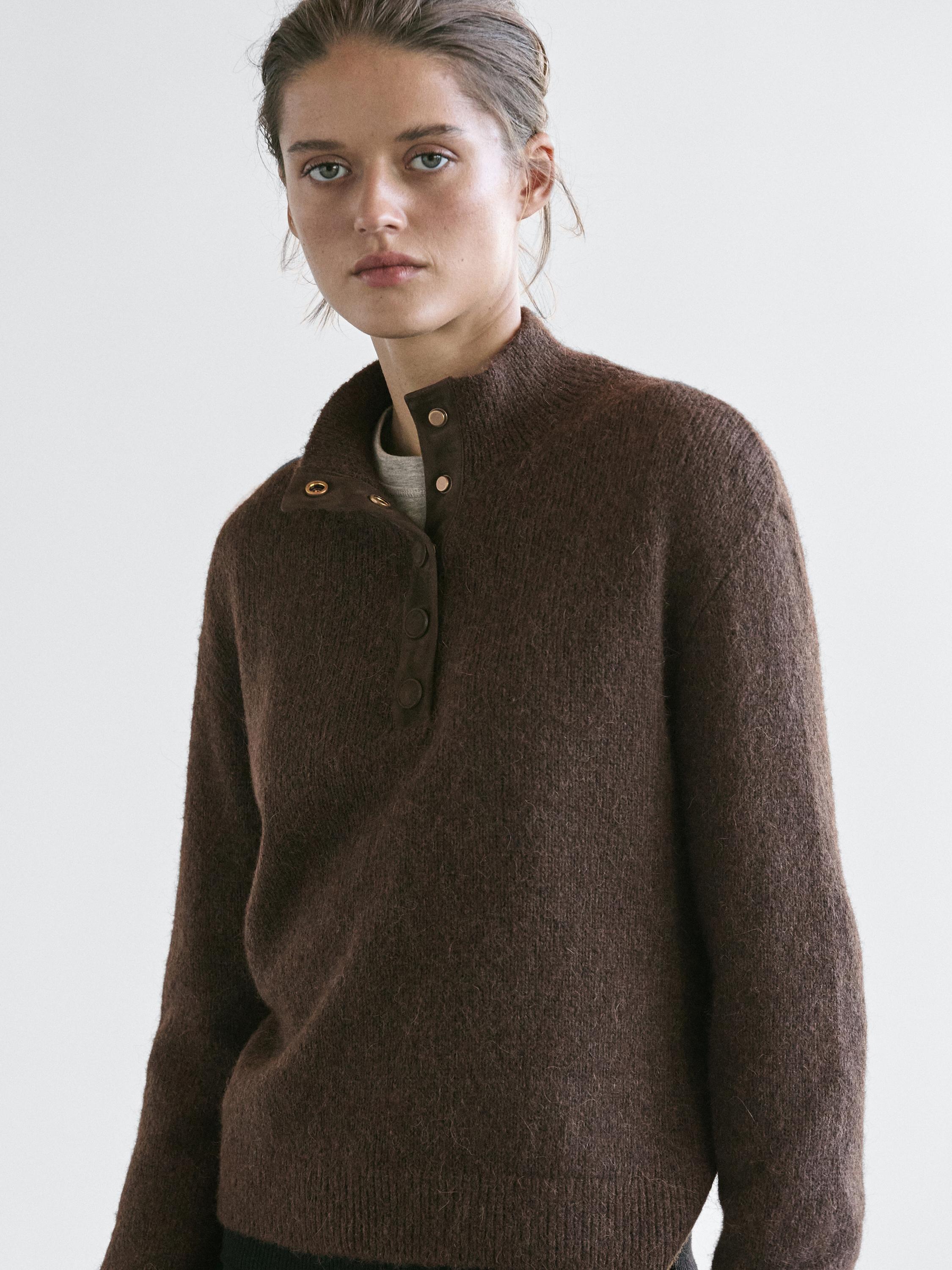 سويتر محاك بياقة عالية وأزرار كبس