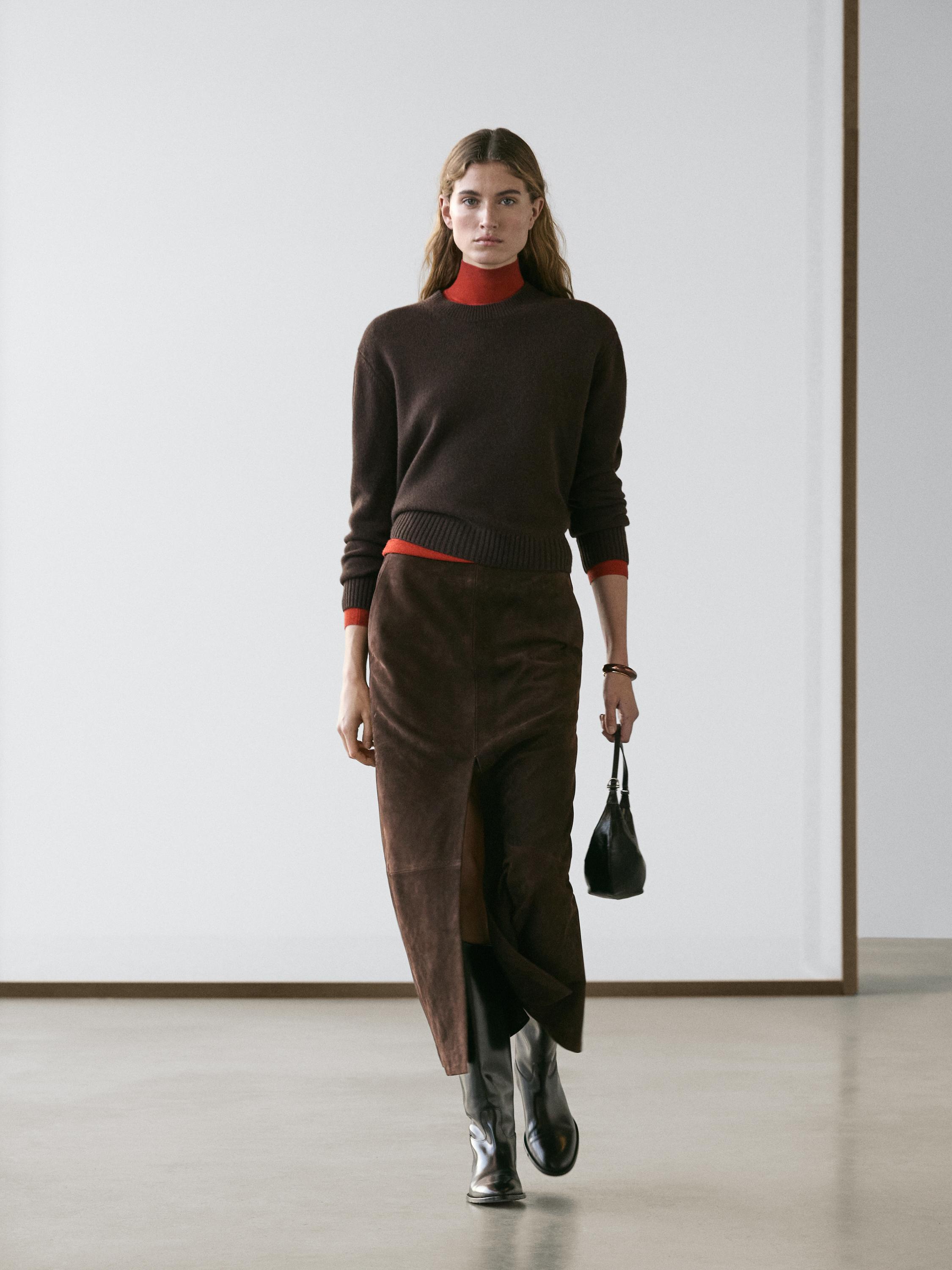 Braunes Pullover-Set, brauner Midirock mit Frontschlitz und schwarze Stiefel.