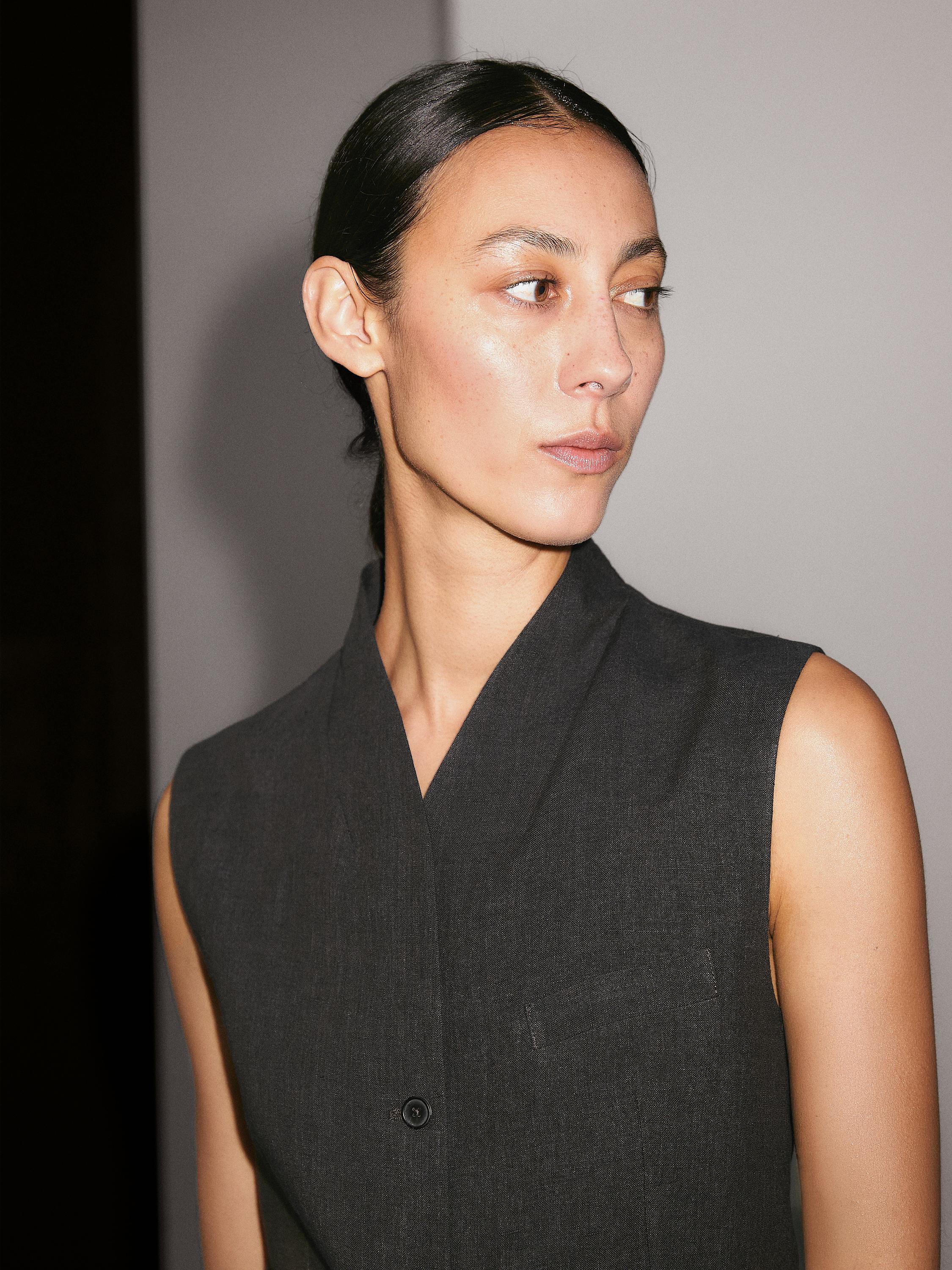 100% linen V-neck waistcoat