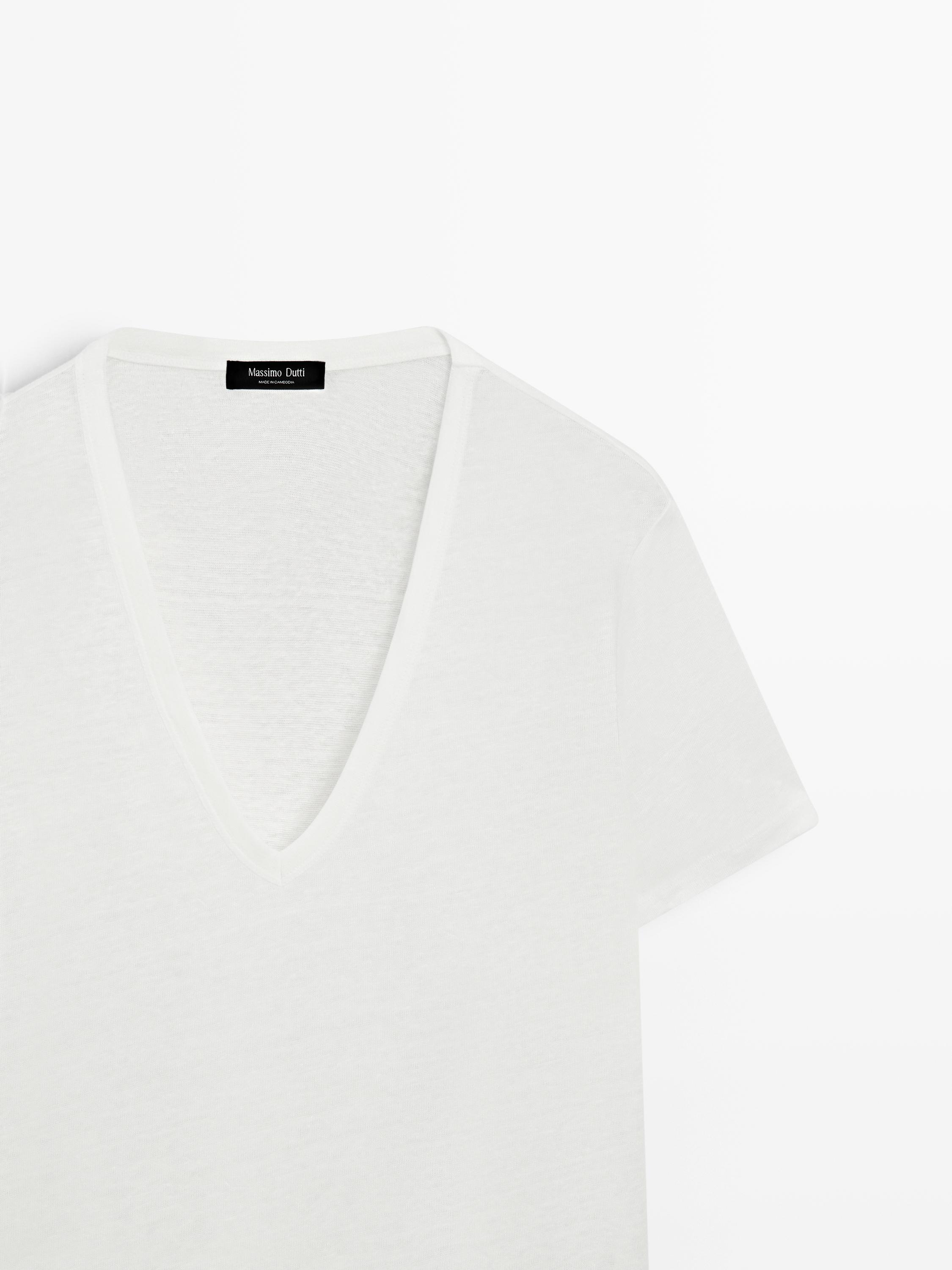 Plan moyen d'un t-shirt blanc déchiré à manches courtes et col en V.