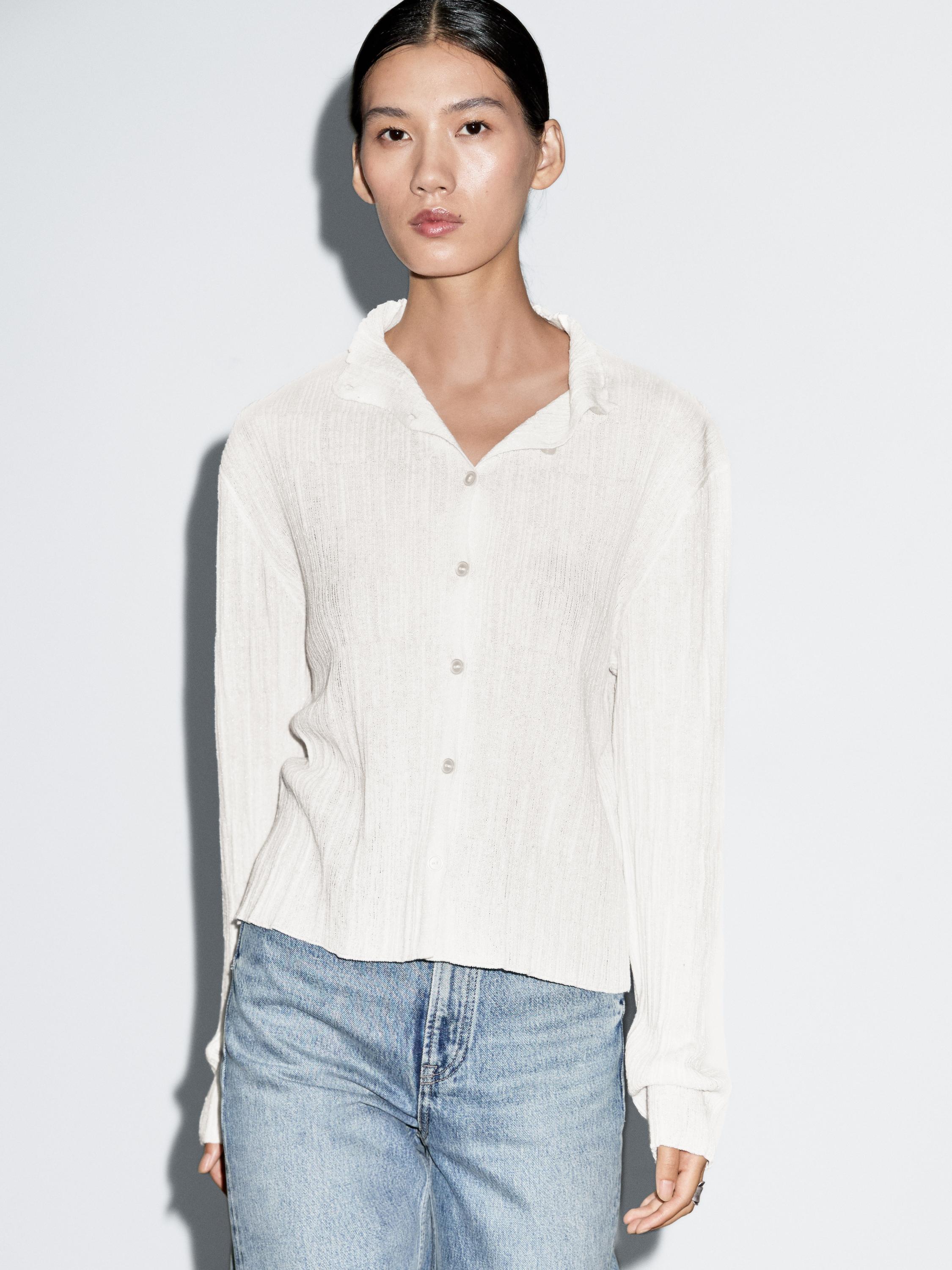 Conjunto de cárdigan crudo con textura y botones frontales, combinado con jeans azules.