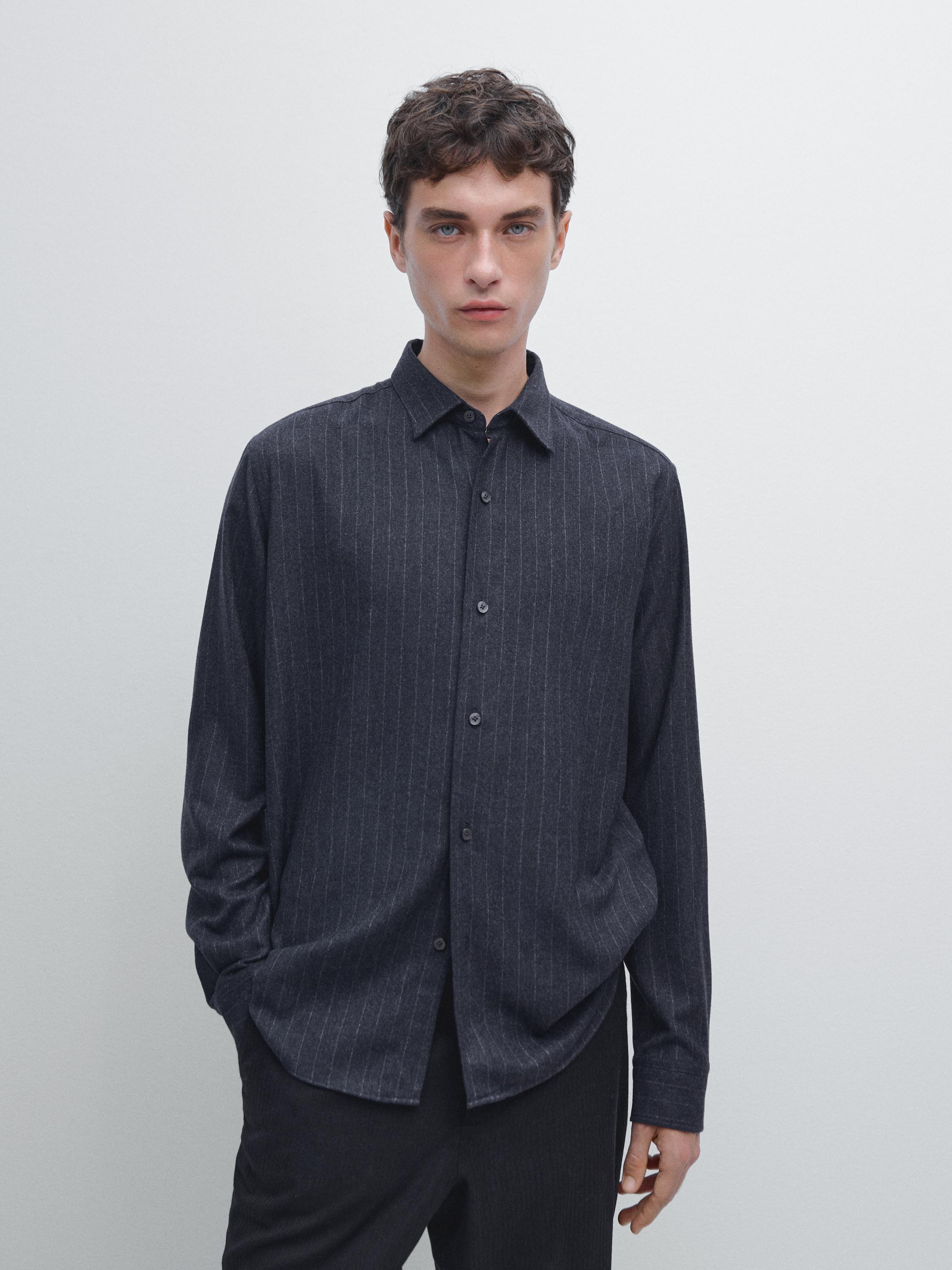 قميص بقصة منتظمة وخطوط رفيعة