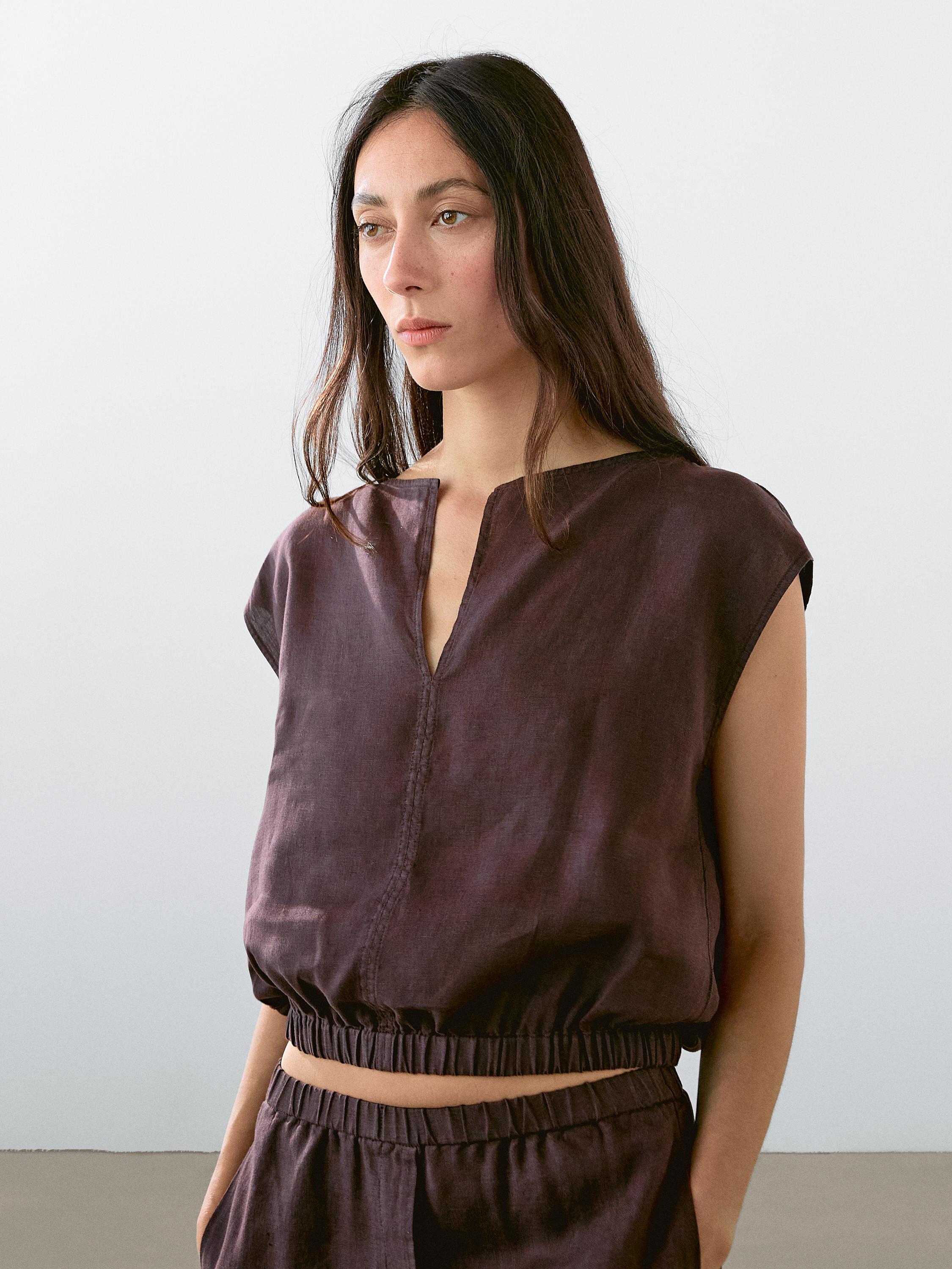 Linen blouse with elasticated hem