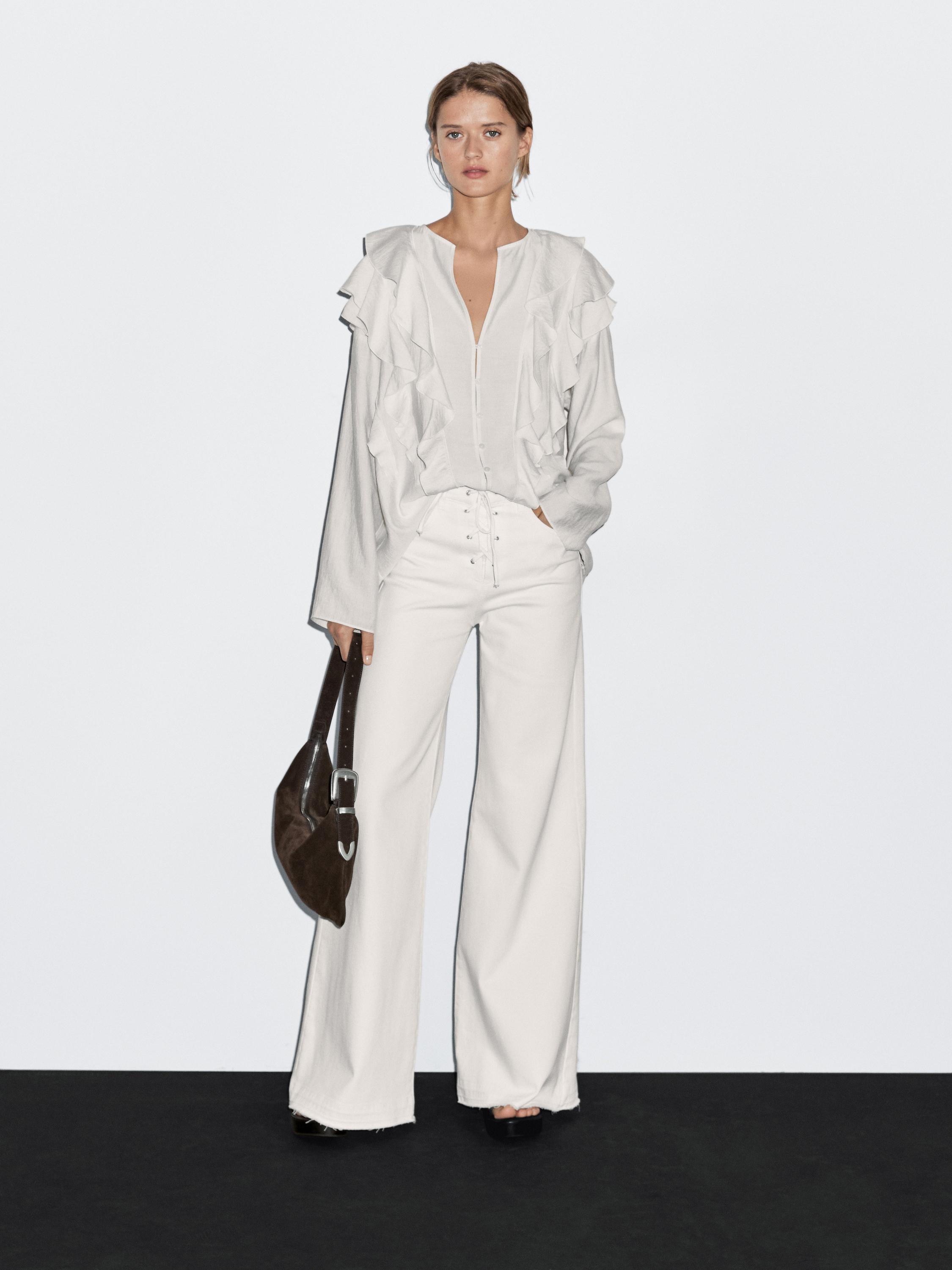 Brīvi krītoša blūze ar volāniem