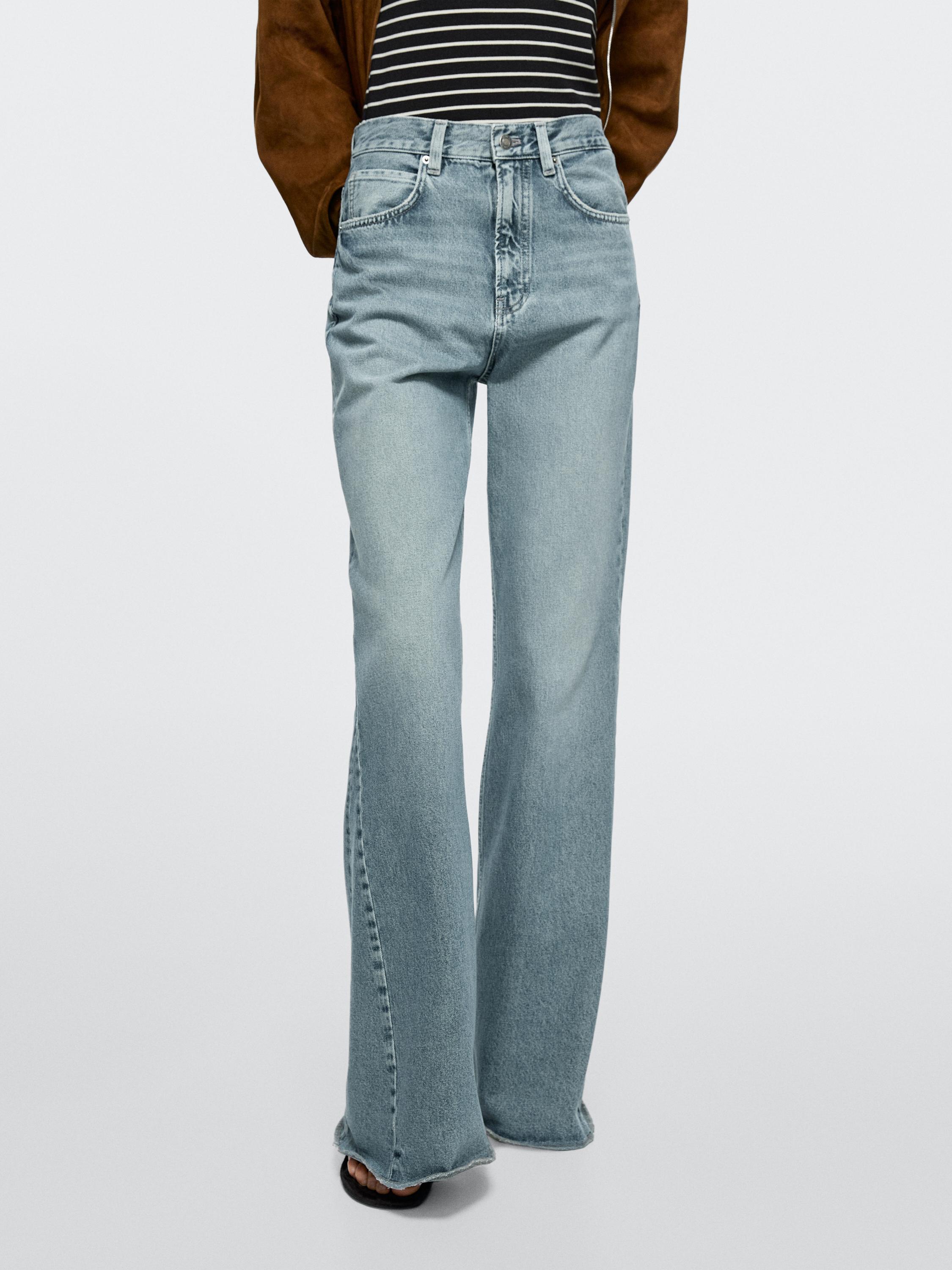 Tiro altuko eta flare ebaketa duten bakero urdin argien multzoa, aurreko eta atzeko poltsikoekin.