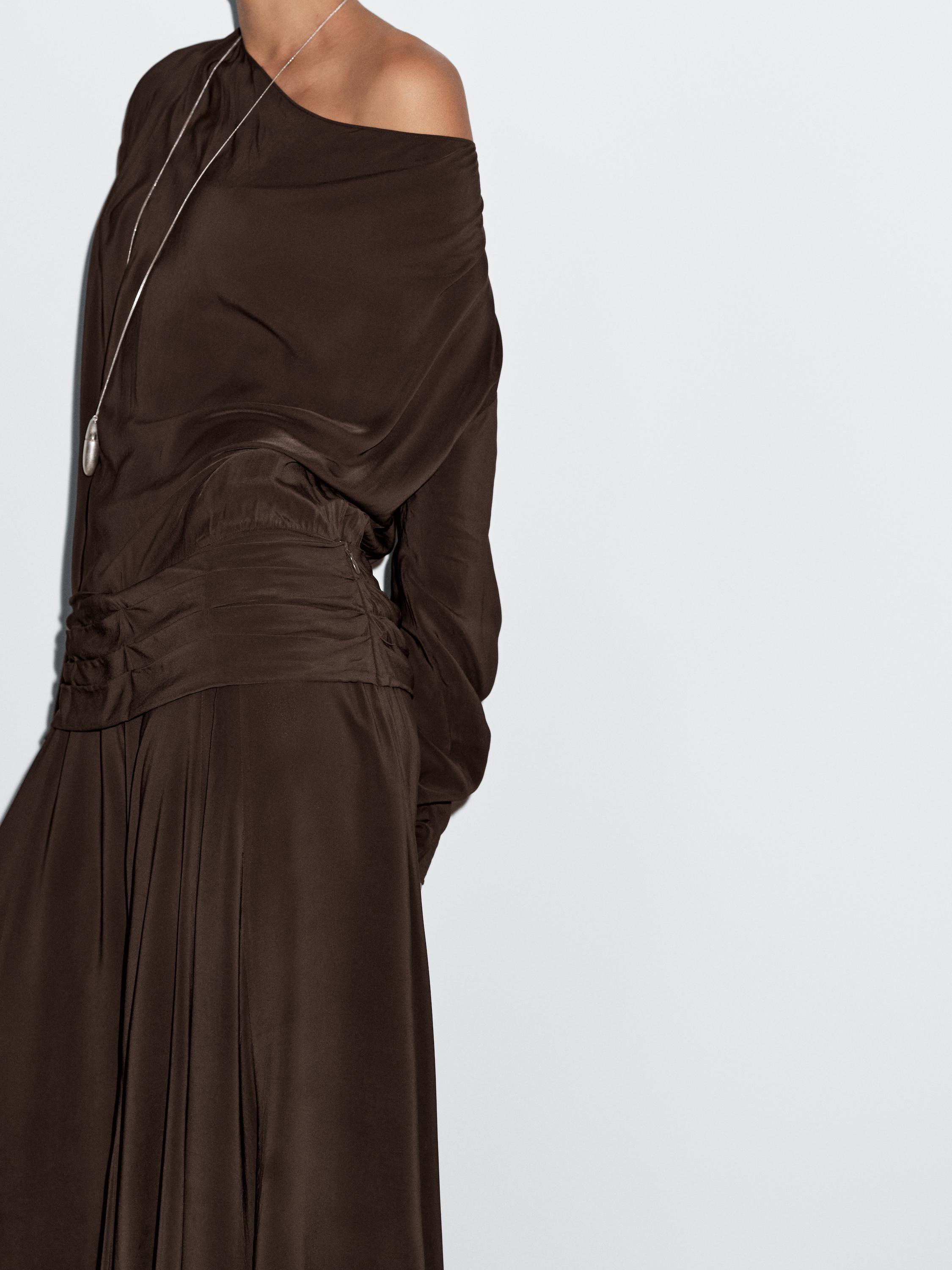 Ilga lengva suknelė su drapiruota juosmens juosta